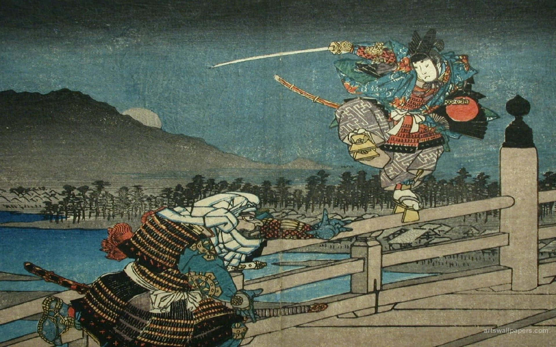 身穿傳統服飾的老日本男子 壁紙 — 一名武士在夜間跳過木橋揮舞劍，而另一名穿著華麗盔甲的戰士在滿月下防守。