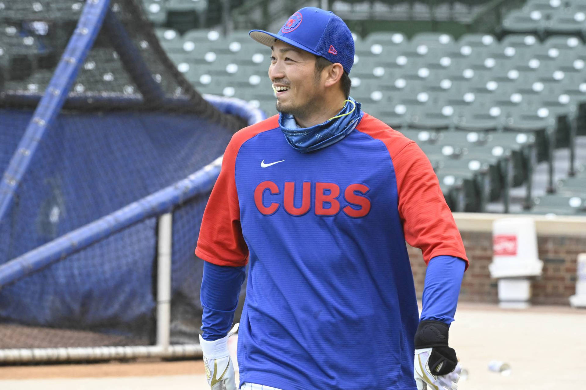 身穿Cubs制服的棒球運動員在體育場練習時微笑。