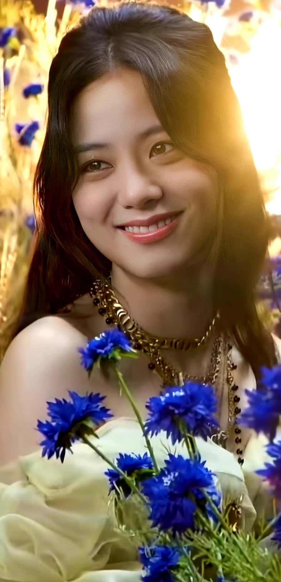 身穿帶藍色花朵連衣裙的美麗女子