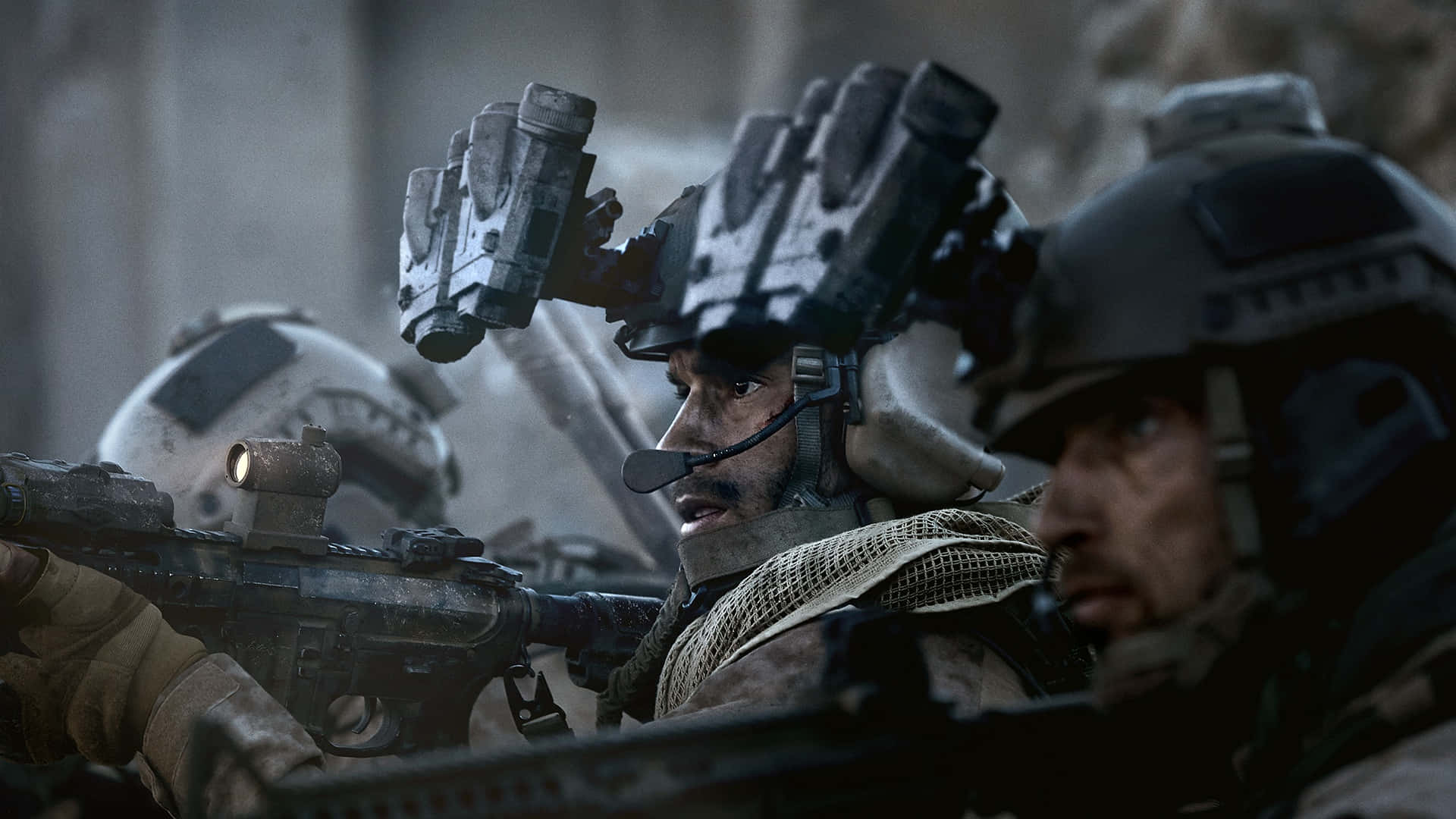Call Of Duty Ps4 桌布 壁紙 — 身穿戰術裝備、配備步槍和夜視裝備的士兵在昏暗燈光下蹲在惡劣的戰區中。