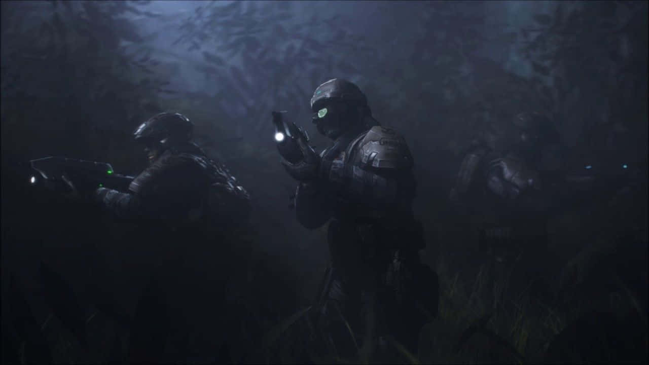 Halo Unsc 桌布 壁紙 — 身穿戰術裝備的士兵在夜間於霧氣瀰漫的叢林中穿梭，手電筒劃破黑暗。
