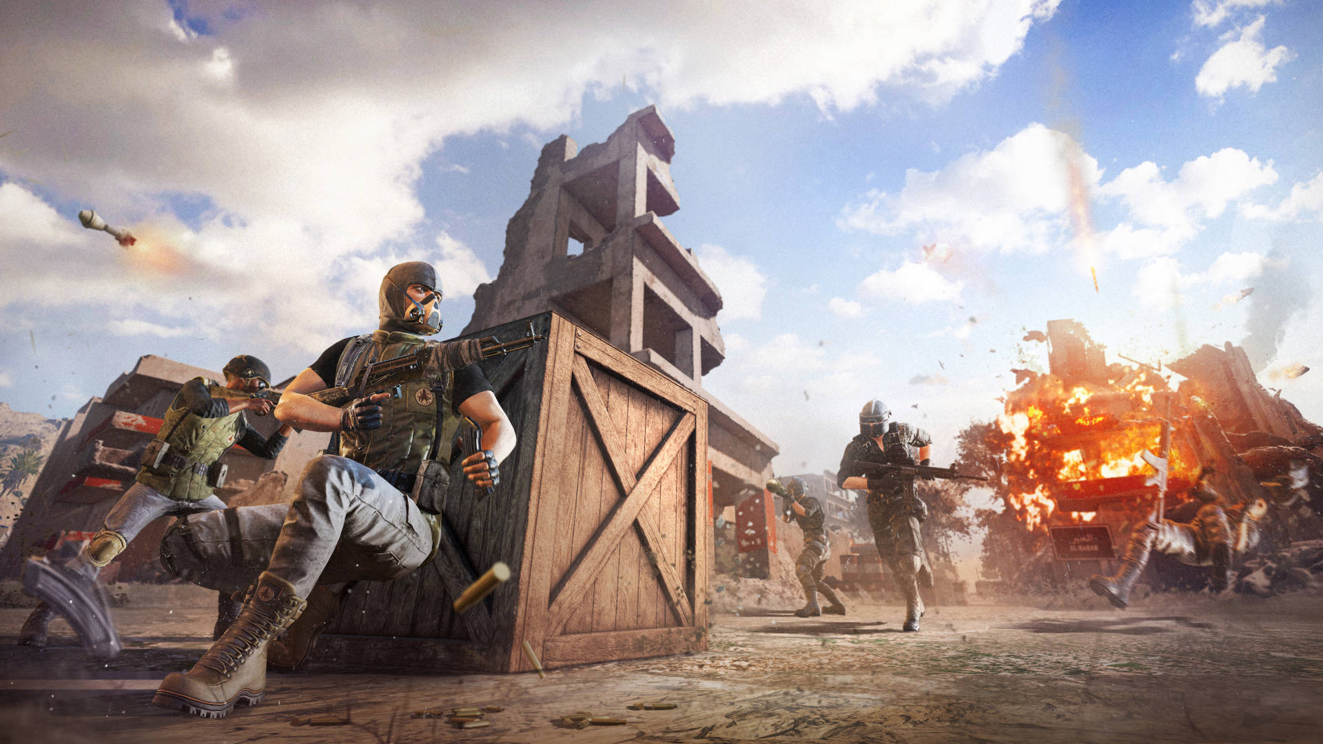 PUBG 桌布 壁紙 — 身穿戰術裝備的士兵在明亮的陰天天空下，在瓦礫和爆炸中進行激烈戰鬥。
