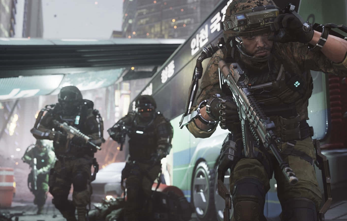 Call Of Duty Battles 桌布 壁紙 — 身穿戰術裝備的士兵在煙霧瀰漫的城市街道上前進，周圍有發光的霓虹燈牌和損壞的車輛。