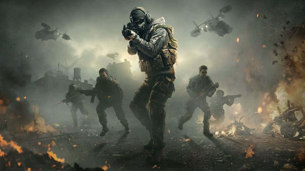 Call Of Duty First Person Shooter 桌布 壁紙 — 身穿戰術裝備的士兵在爆炸和直升機盤旋的戰爭摧殘城市戰場上前進。