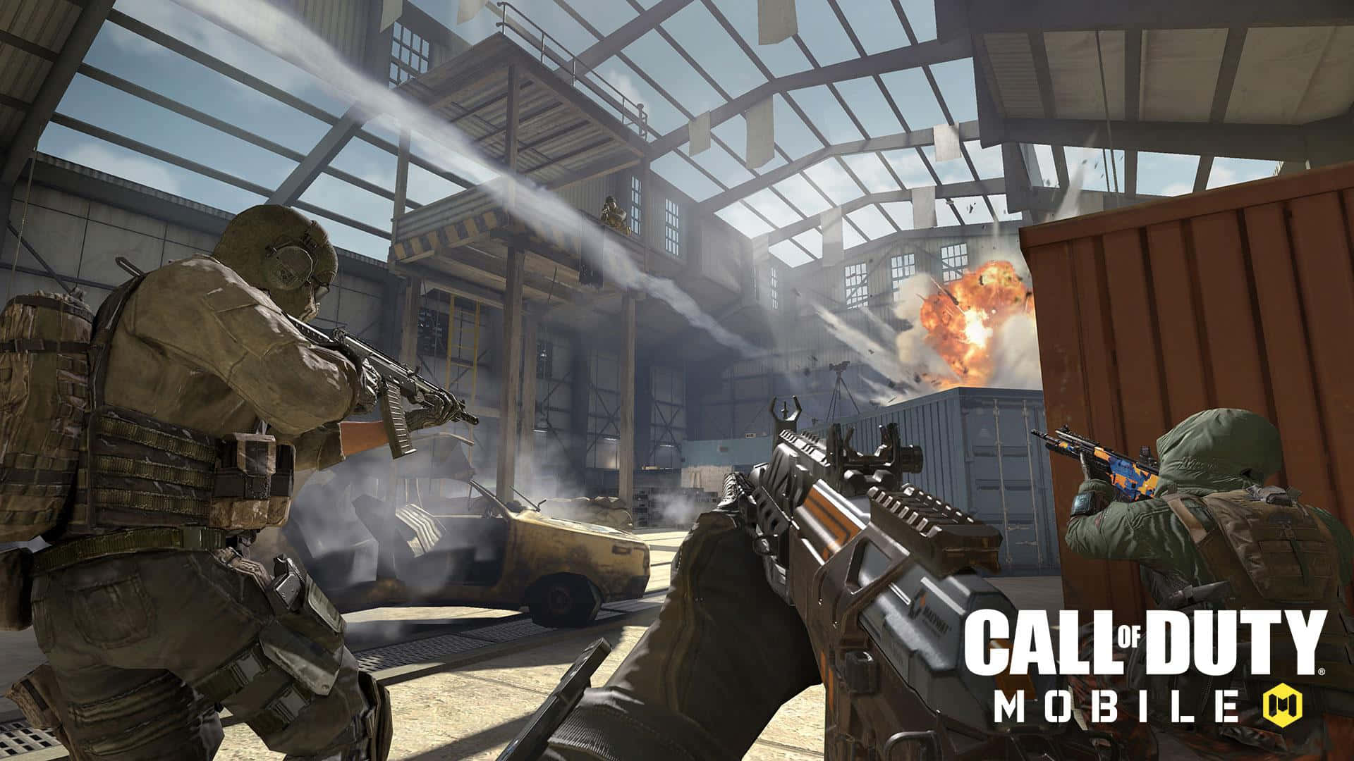 First-person Shooter 桌布 壁紙 — 身穿戰術裝備的士兵在陽光普照的工業倉庫中開火，爆炸在貨運集裝箱附近發生。