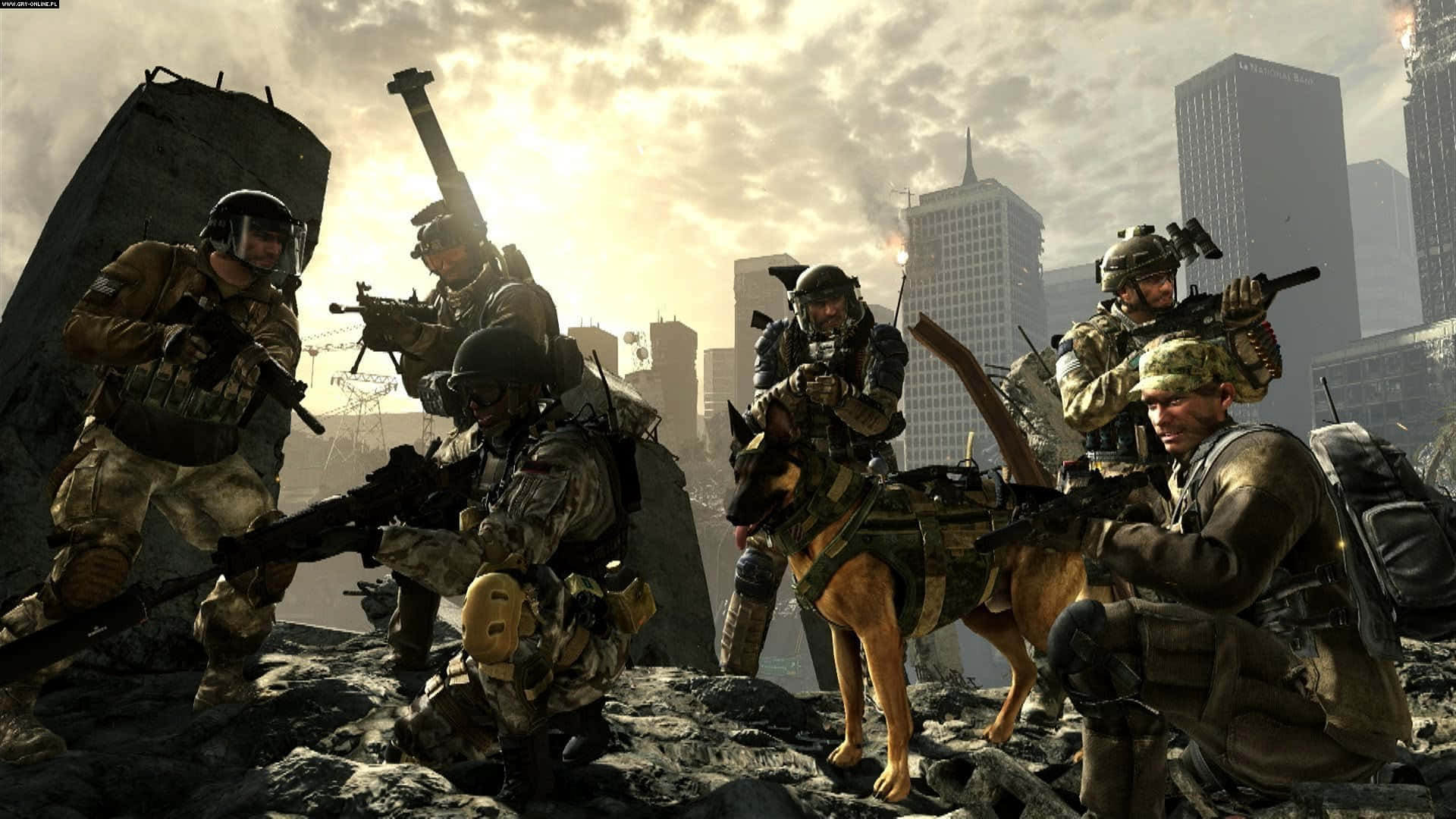 Call Of Duty Ghosts 桌布 壁紙 — 身穿戰術裝備的士兵與軍犬在朦朧的陽光下，穿越戰火摧殘的城市廢墟前進。