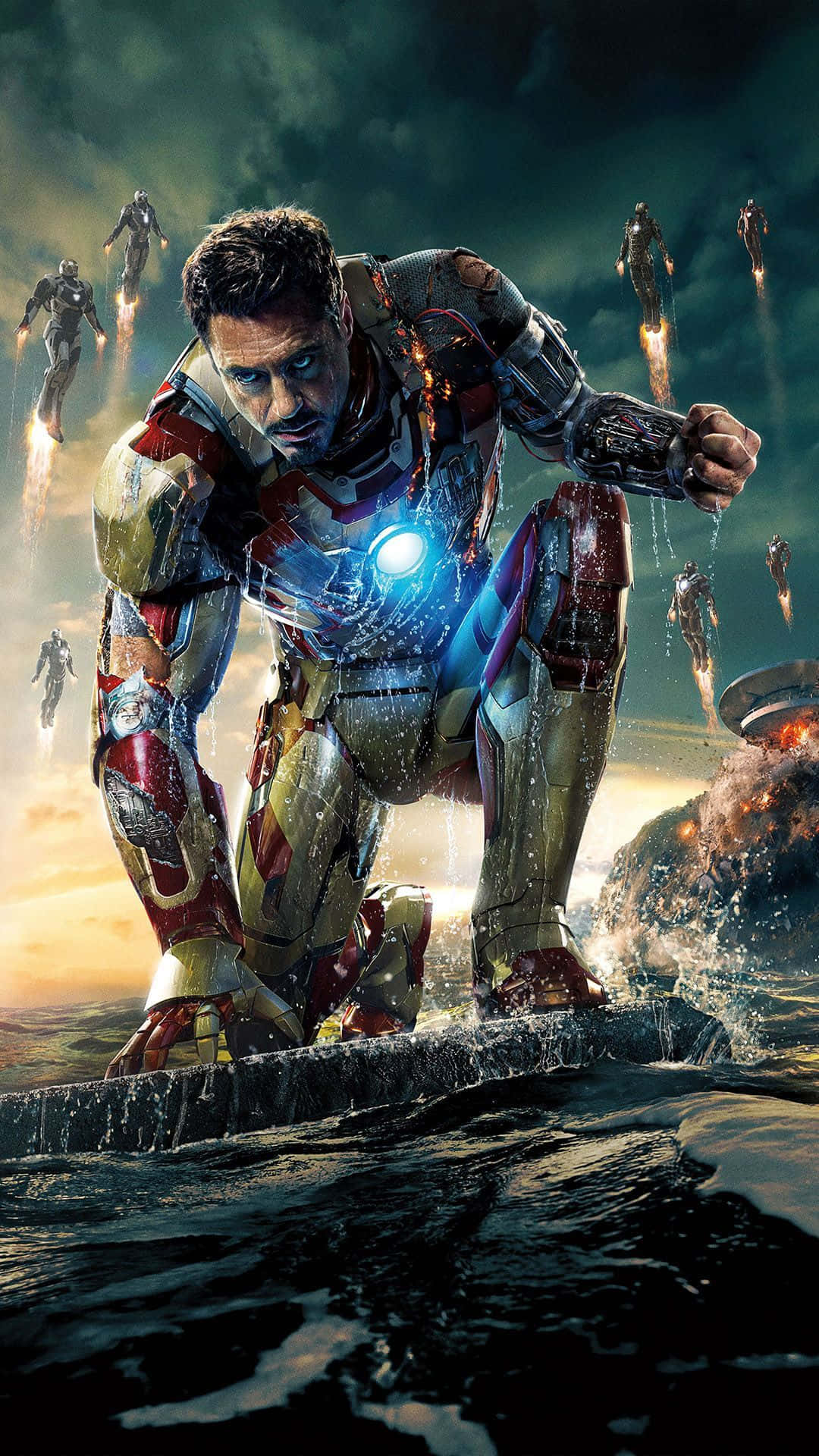 Iron Man Movies 桌布 壁紙 — 身穿戰鬥磨損裝甲的鐵甲奇俠，在破碎的平台上挑釁地站立，其他戰衣在暴風雨的天空下在他周圍飛翔。