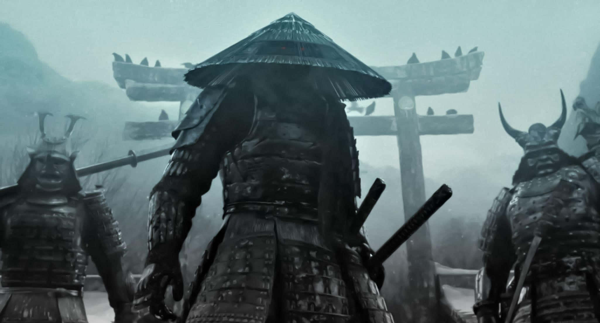 武士 桌布 壁紙 — 身穿暗色鎧甲的武士在陰沉天空下，莊嚴地站在霧氣瀰漫的鳥居前。