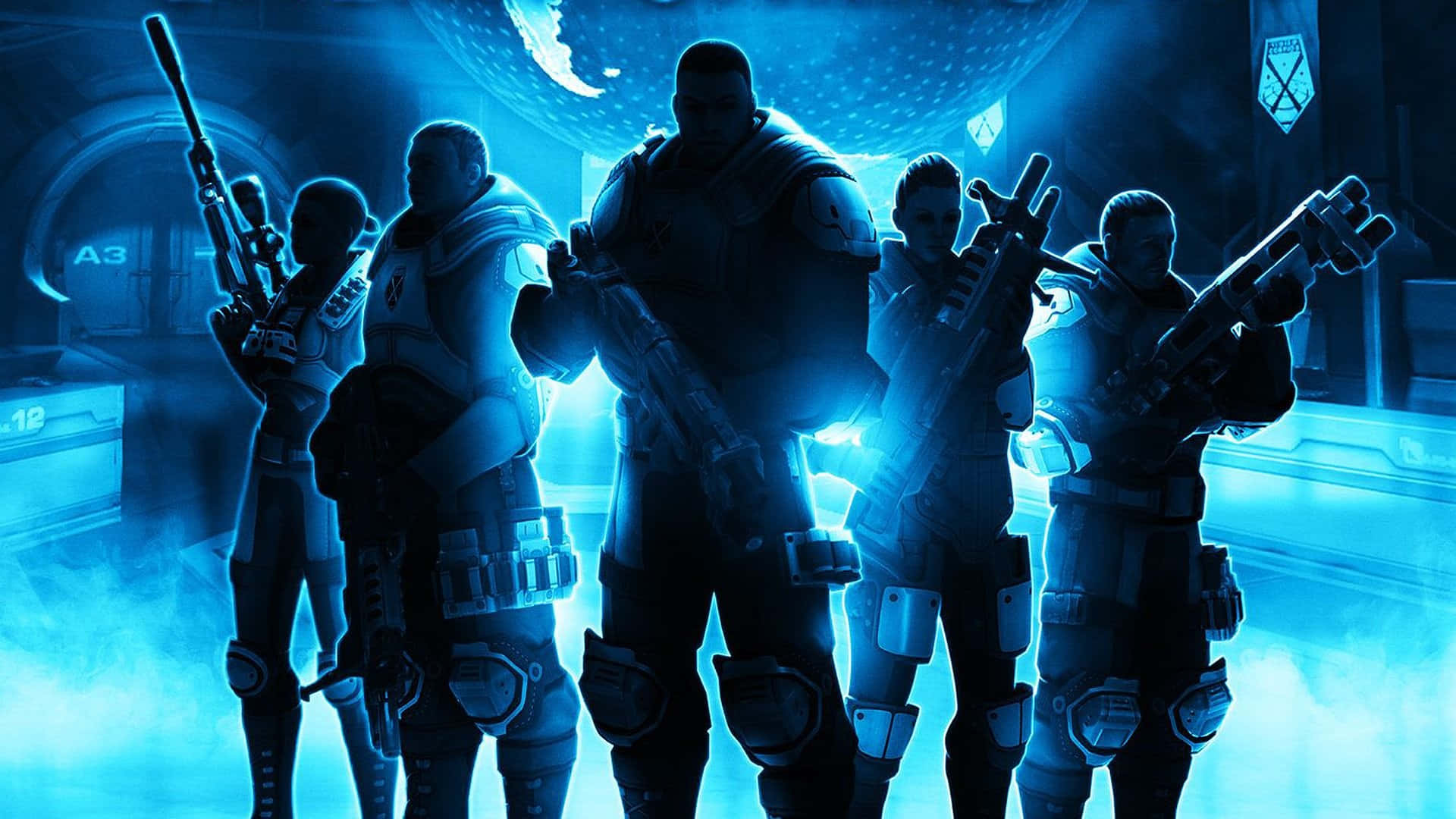 Halo 5 Blue Team 桌布 壁紙 — 身穿未來裝甲的剪影士兵在科幻走廊中，在發光的藍光下準備好重型武器。