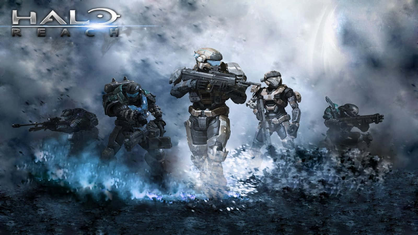 Halo 5 Blue Team 桌布 壁紙 — 身穿未來裝甲的士兵在《最後一戰：瑞曲之戰》場景中，於暴風雨天空下涉水穿過發光的藍色水域。
