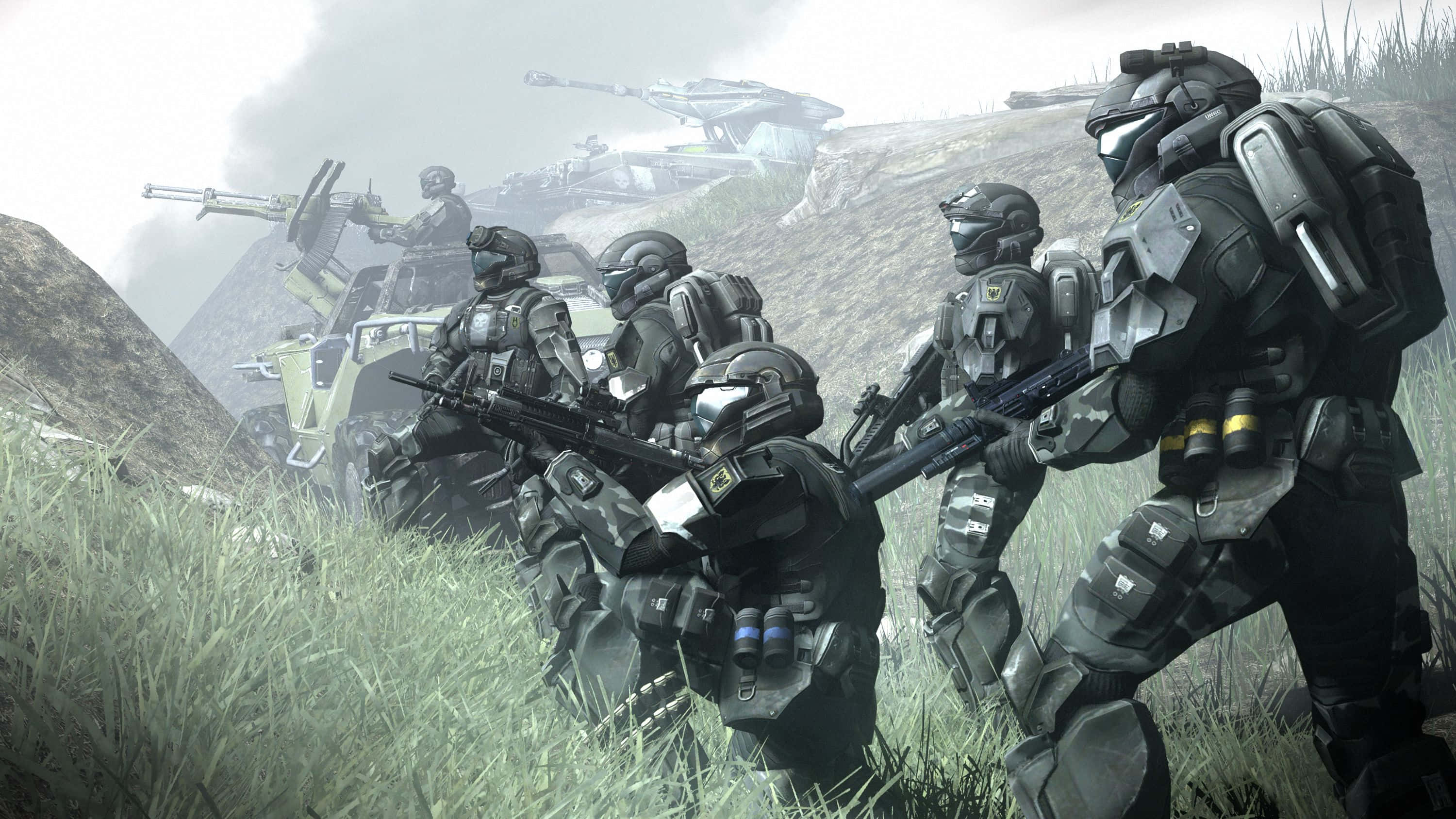 Halo Spartans 桌布 壁紙 — 身穿未來裝甲的士兵在霧氣籠罩的草地上推進，背景有裝甲車和坦克。