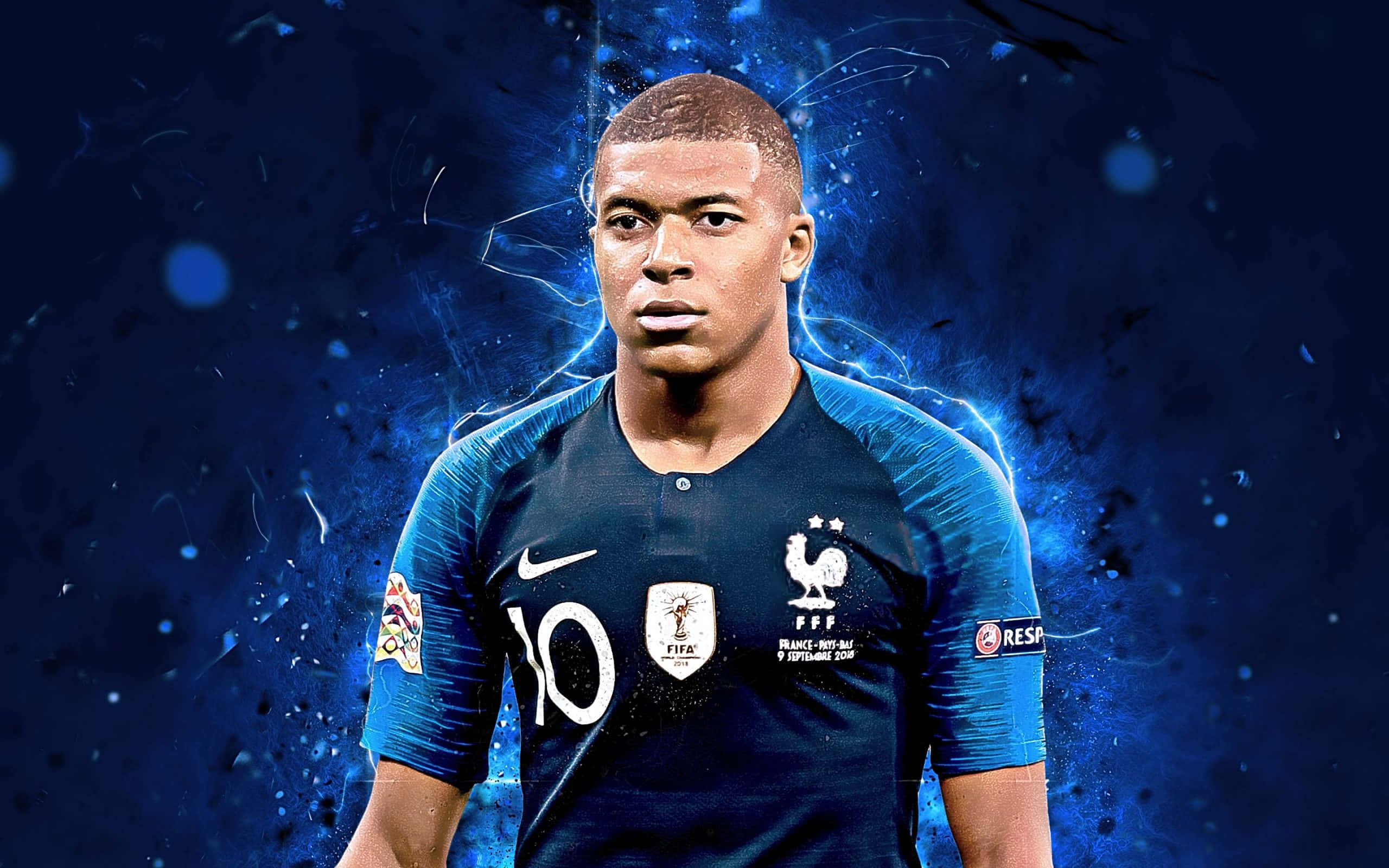 Mbappe 桌布 壁紙 — 身穿法國國家隊球衣的足球員基利安·麥巴比站在充滿動感的電光藍宇宙背景前，背景帶有發光粒子。