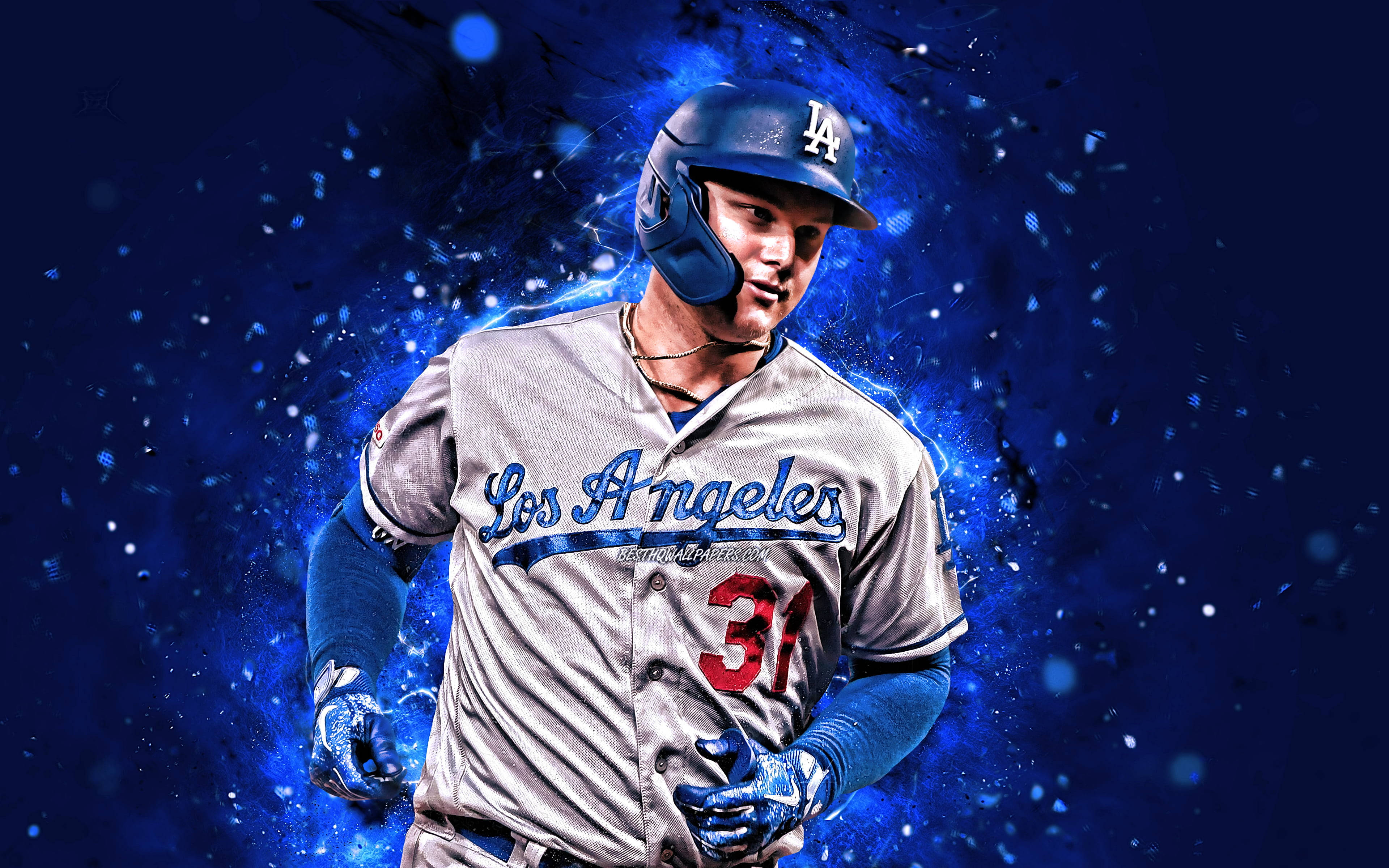 Los Angeles Dodgers 桌布 壁紙 — 身穿洛杉磯道奇隊球衣的棒球選手，在深色背景中被電藍色能量粒子包圍。