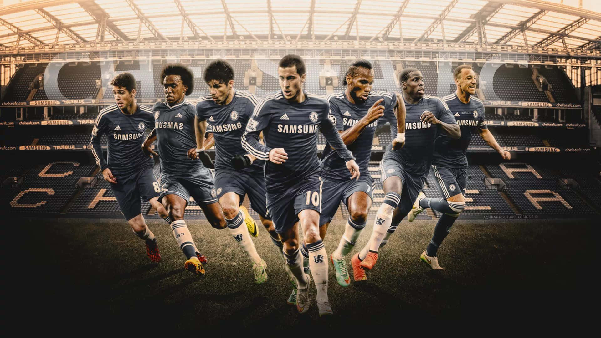 Chelsea 桌布 壁紙 — 身穿深色球衣的動感足球運動員在金色體育場燈光下衝刺穿過體育場草坪。