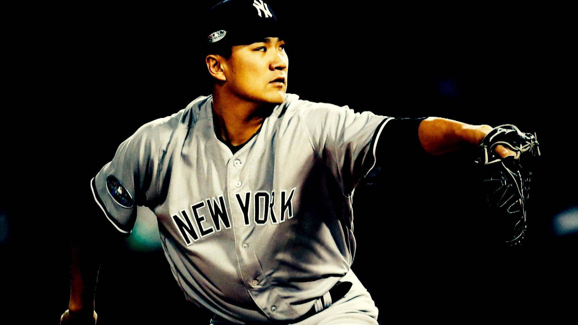 身穿灰色紐約球衣的日本棒球選手田中將大 壁紙 — 一名身穿紐約隊服的棒球投手在黑暗背景和戲劇性燈光下投球。