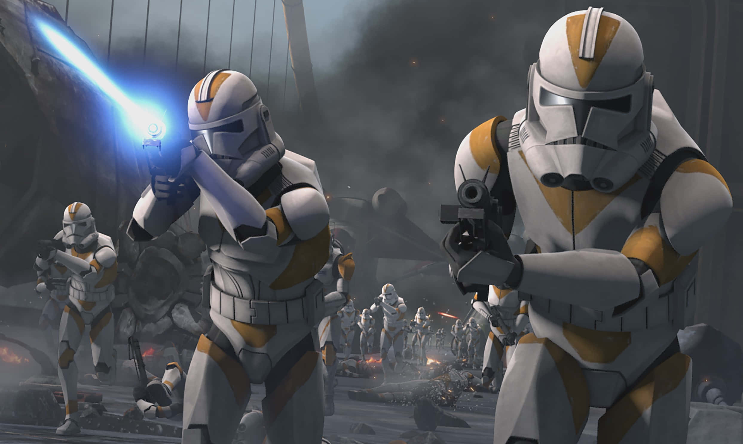 The Clone Army 桌布 壁紙 — 身穿白色和黃色盔甲的克隆人部隊在煙霧和火焰中，用爆能槍和發光的藍色光劍戰鬥。