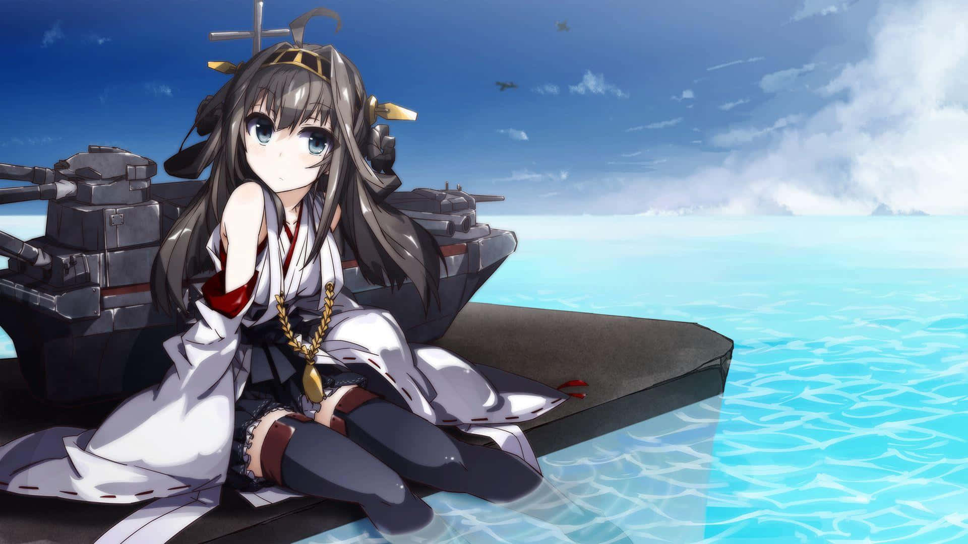 Kancolle 桌布 壁紙 — 身穿白色服裝的動漫女孩坐在軍艦甲板上，旁邊是海洋，天空明亮湛藍，有雲朵。