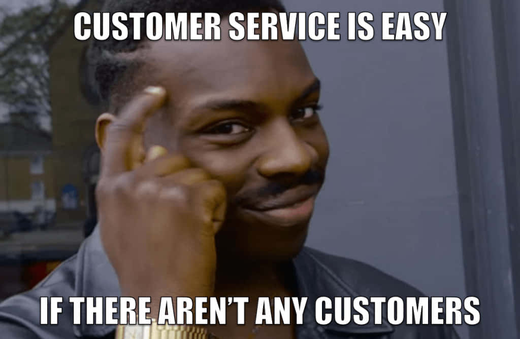 Customer Service Memes 桌布 壁紙 — 身穿皮褸的男人將手指放在太陽穴上冷笑，文字疊加顯示沒有客戶的話客戶服務很簡單。