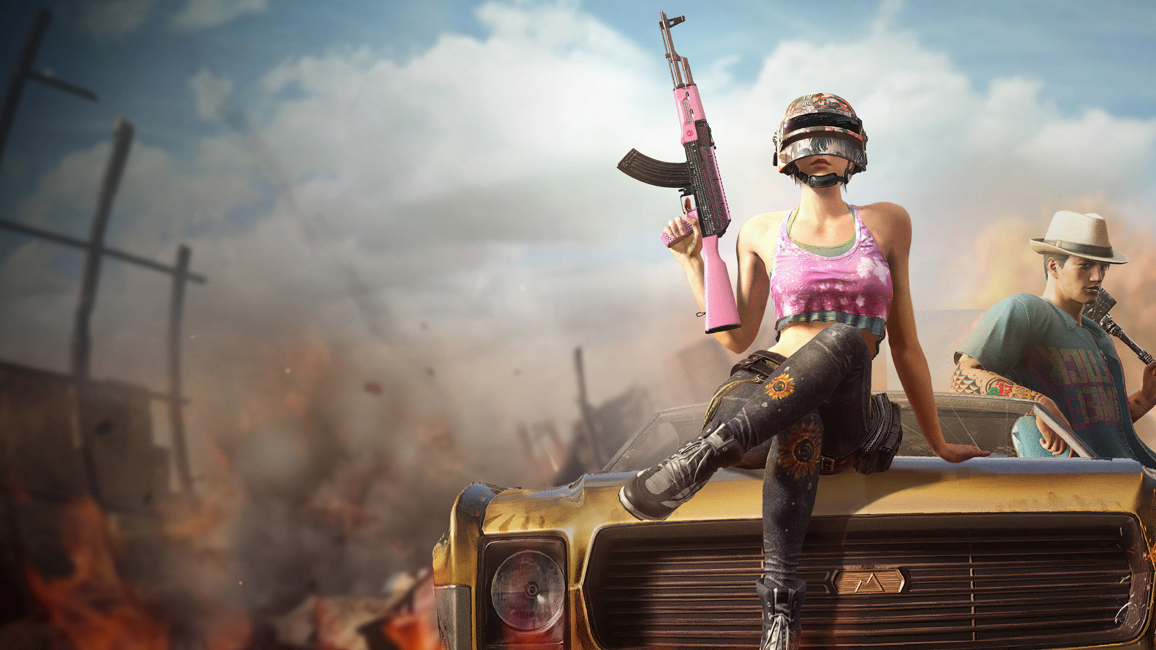 身穿粉紅戰鬥服的無畏PUBG女戰士 壁紙 — 一名戴頭盔、穿粉紅色背心的女性自信地坐在黃色汽車上，手持粉紅色突擊步槍，身後火焰噴發。
