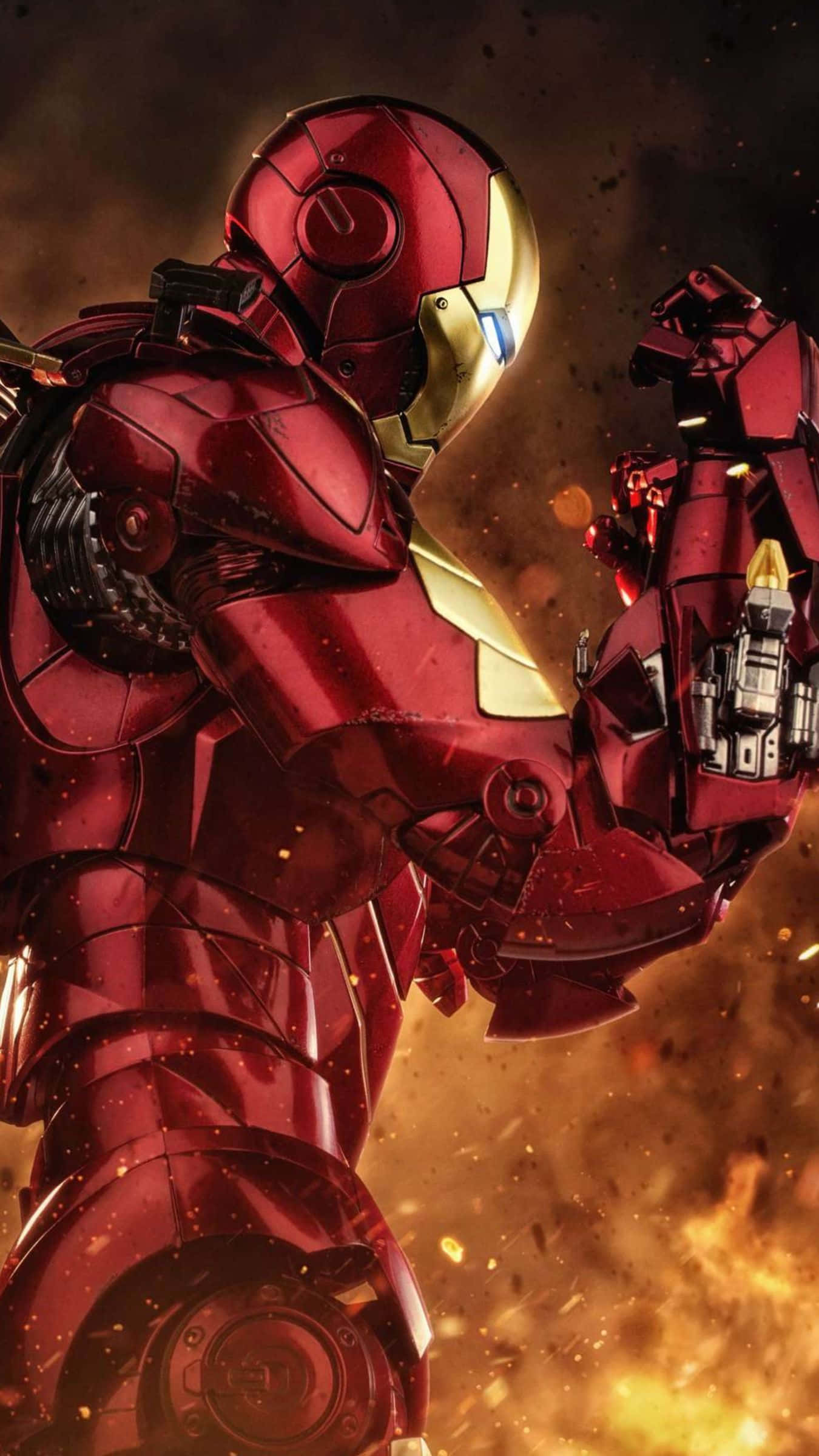 Iron Man Weapons 桌布 壁紙 — 身穿紅色和金色盔甲的鋼鐵人站在熾熱的爆炸中，火花四濺。
