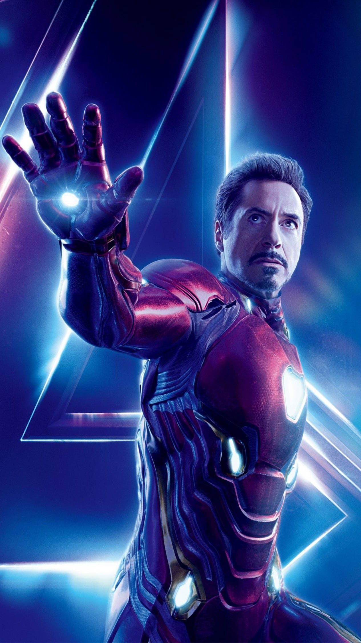 Iron Man Full HD 桌布 壁紙 — 身穿紅色和金色盔甲的鐵甲奇俠，在充滿活力的藍色和紫色能量照明背景下伸出發光的斥力手。