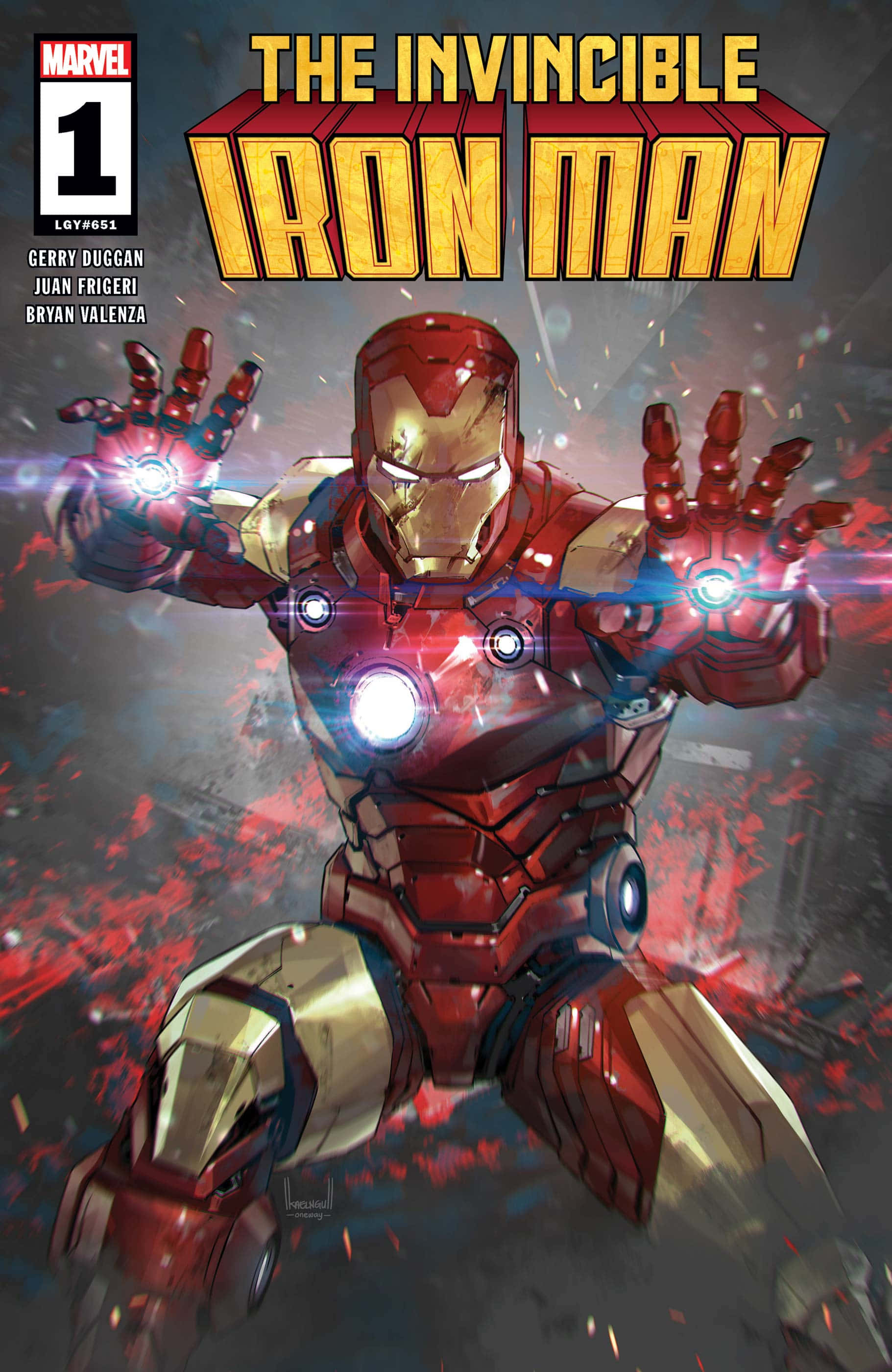 Superhero Movies 桌布 壁紙 — 身穿紅色和金色裝甲的鐵甲奇俠動態地站立，發光的斥力炮在煙霧彌漫的戰場背景下射擊。