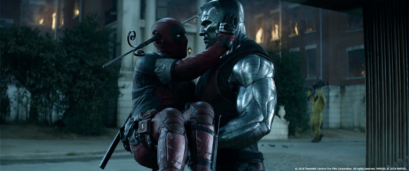 Deadpool And Colossus 桌布 壁紙 — 身穿紅色戰衣的死侍在夜晚昏暗的城市小巷中，將劍架在金屬裝甲對手的脖子上。