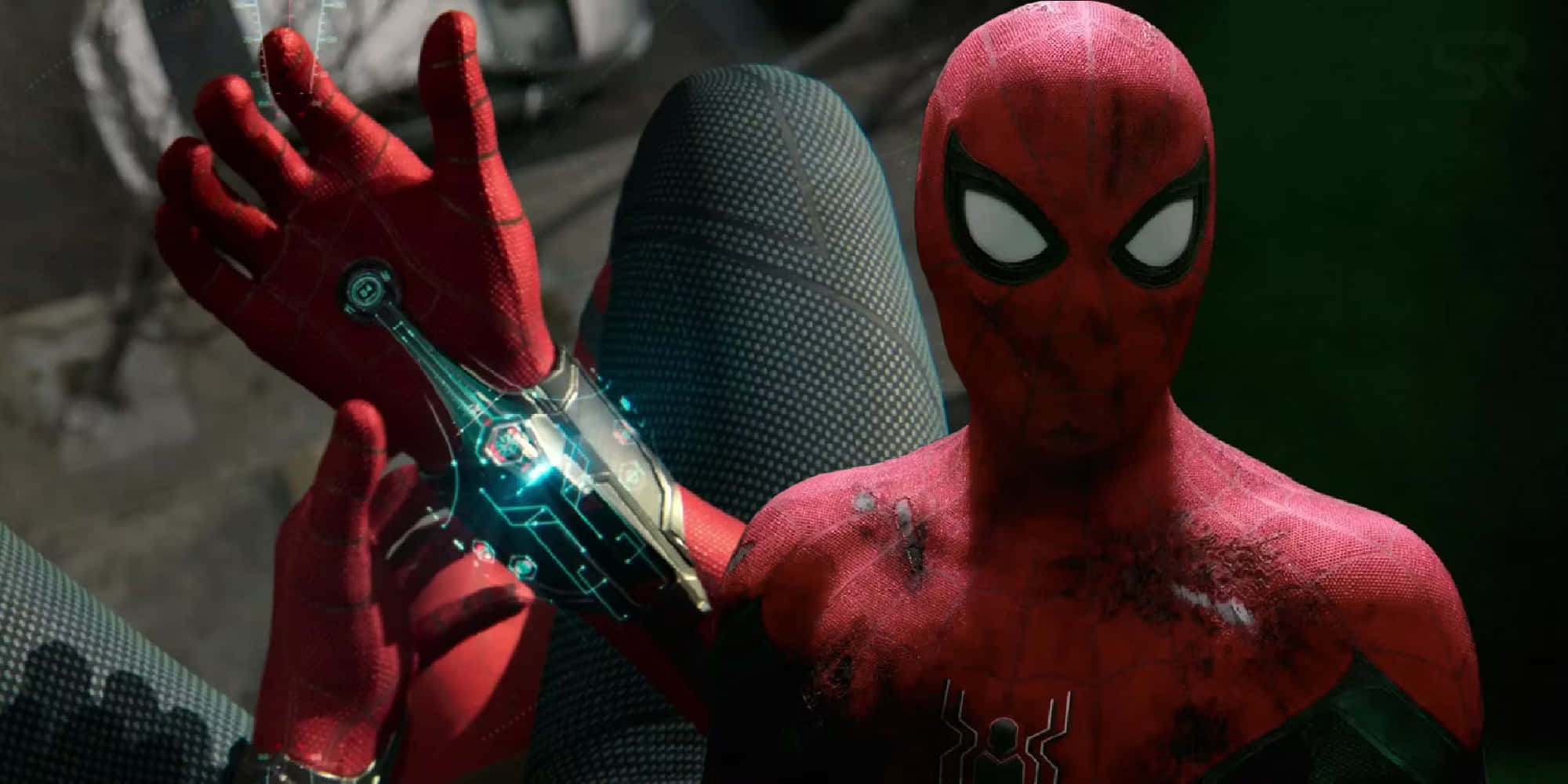 Spider-man Web Shooter 桌布 壁紙 — 身穿紅色戰衣的蜘蛛俠在 gritty 城市背景下手持發光科技手套。