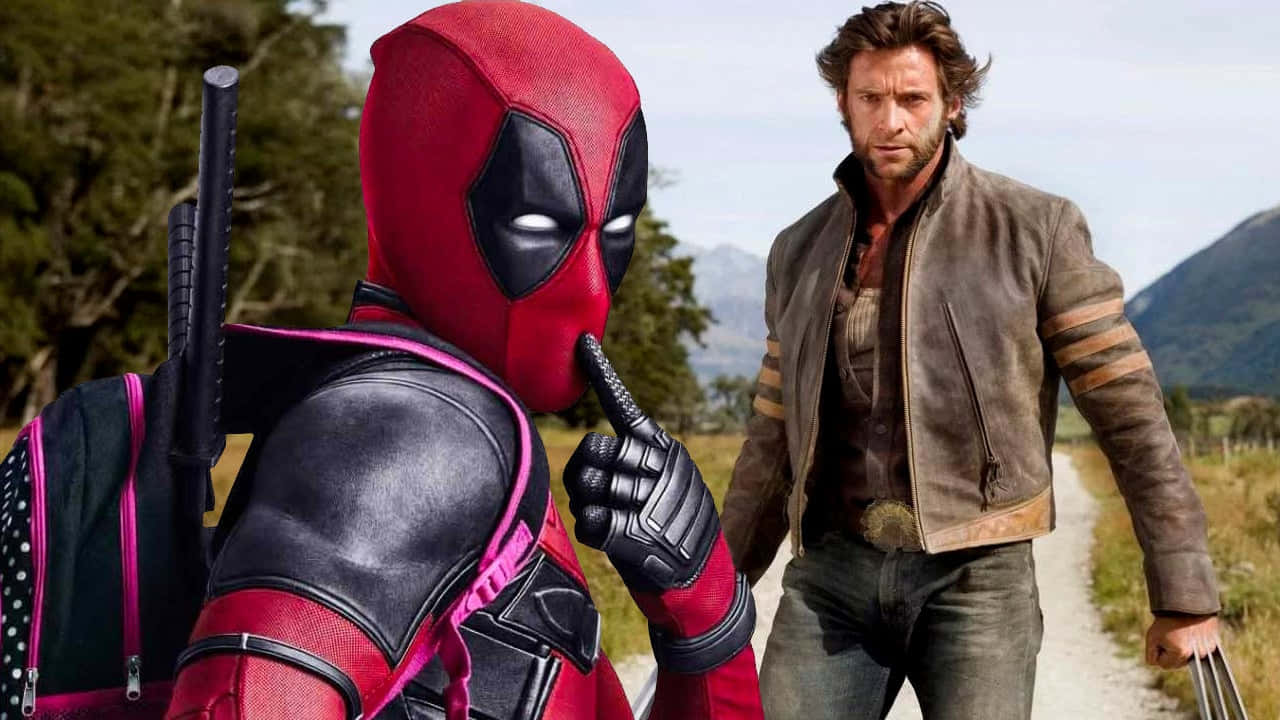Deadpool And Wolverine 桌布 壁紙 — 身穿紅色西裝的死侍在泥路上向狼人低語，背景有山脈和樹木。