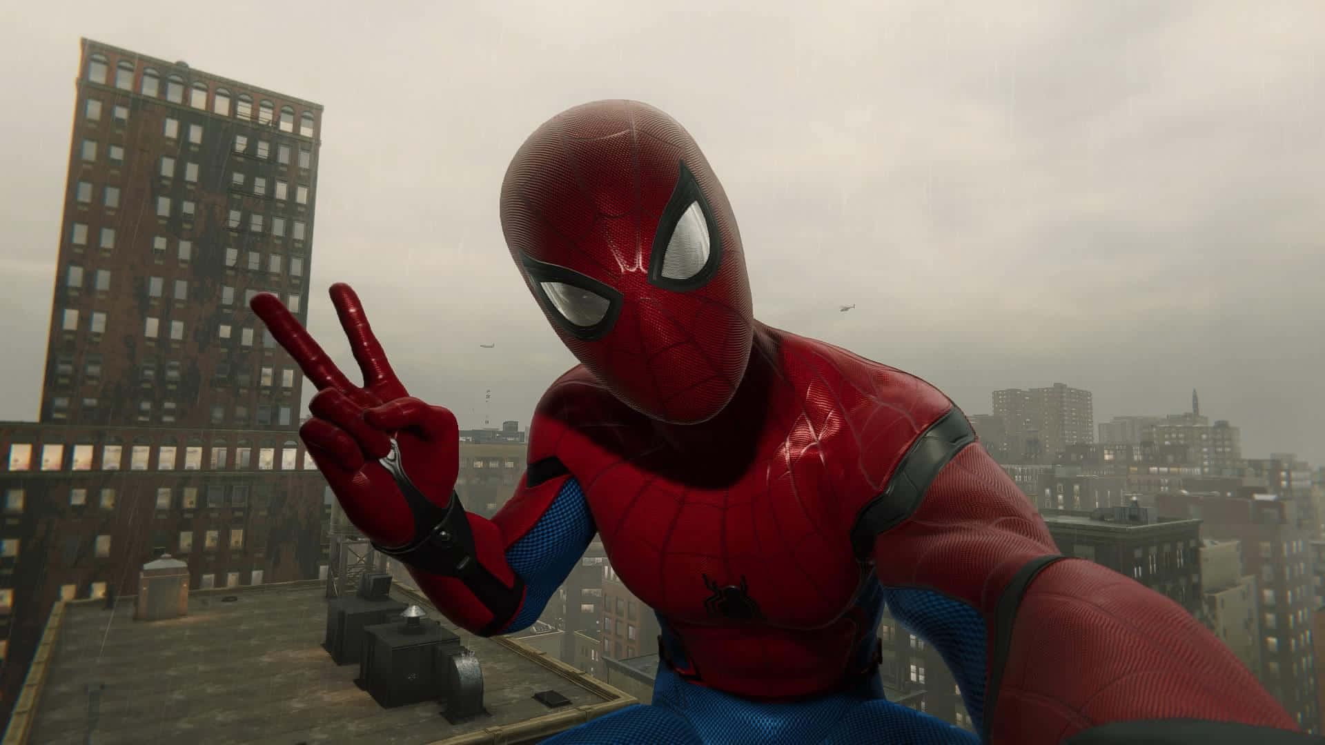 Friendly Neighborhood Spider-man 桌布 壁紙 — 身穿紅藍戰衣的蜘蛛俠在雨中的城市屋頂上做出和平手勢，背景是霧氣瀰漫的摩天大樓。