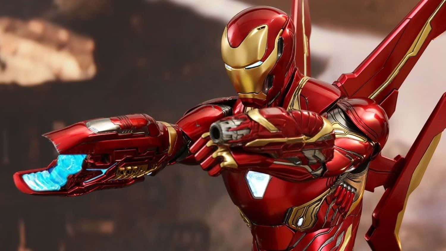 Iron Man Action Figures 桌布 壁紙 — 身穿紅金戰甲的鐵甲奇俠在模糊的戰鬥背景下，從手套發射帶有發光藍色能量的斥力炮。
