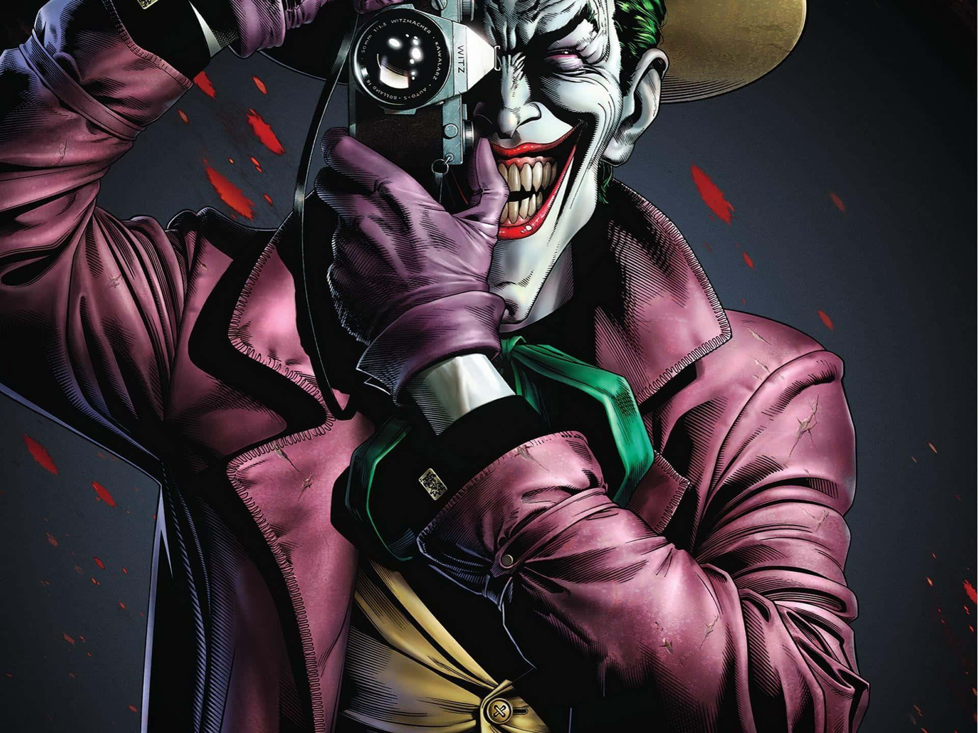 Joker Laughing 桌布 壁紙 — 身穿紫色外套的小丑拿著相機，露出陰險的笑容，紅色飛濺物在黑暗背景中飛舞。
