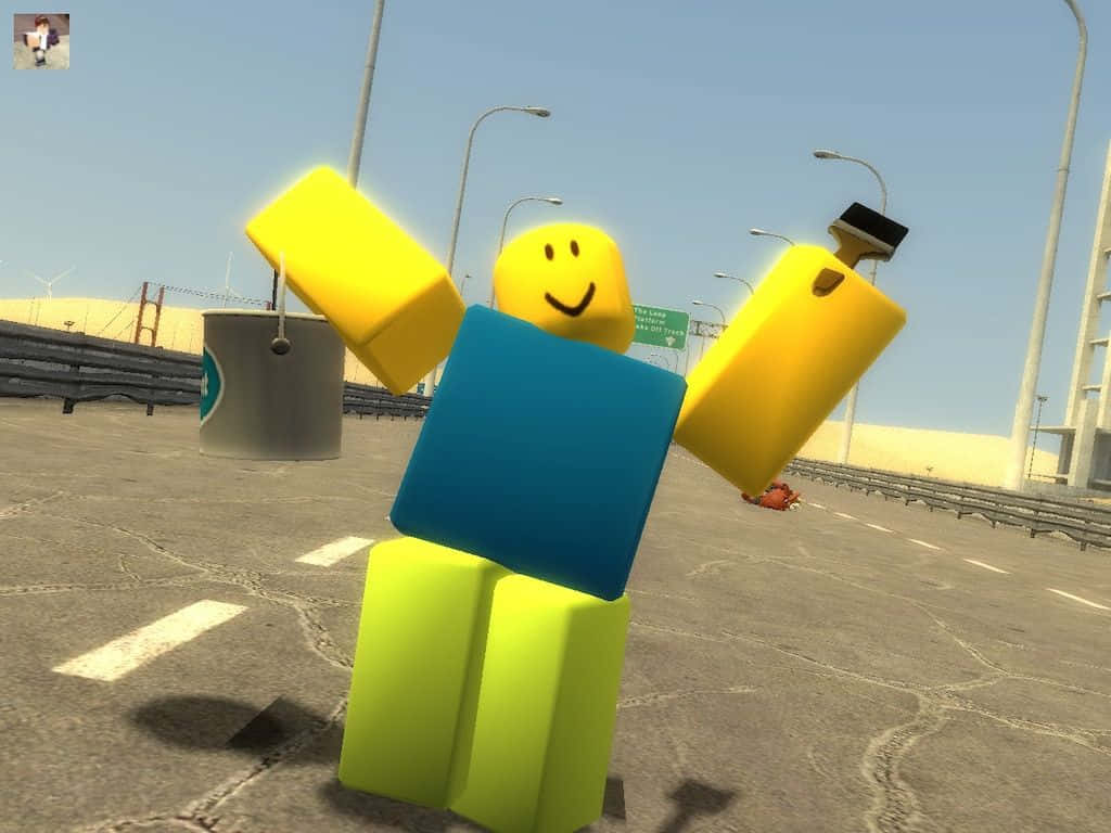 身穿經典新手服裝的年輕Roblox玩家 壁紙 — 一個開心嘅方塊形Roblox頭像，黃色手臂同藍色身軀，企喺裂開嘅瀝青路上，頭頂係晴朗嘅藍天。