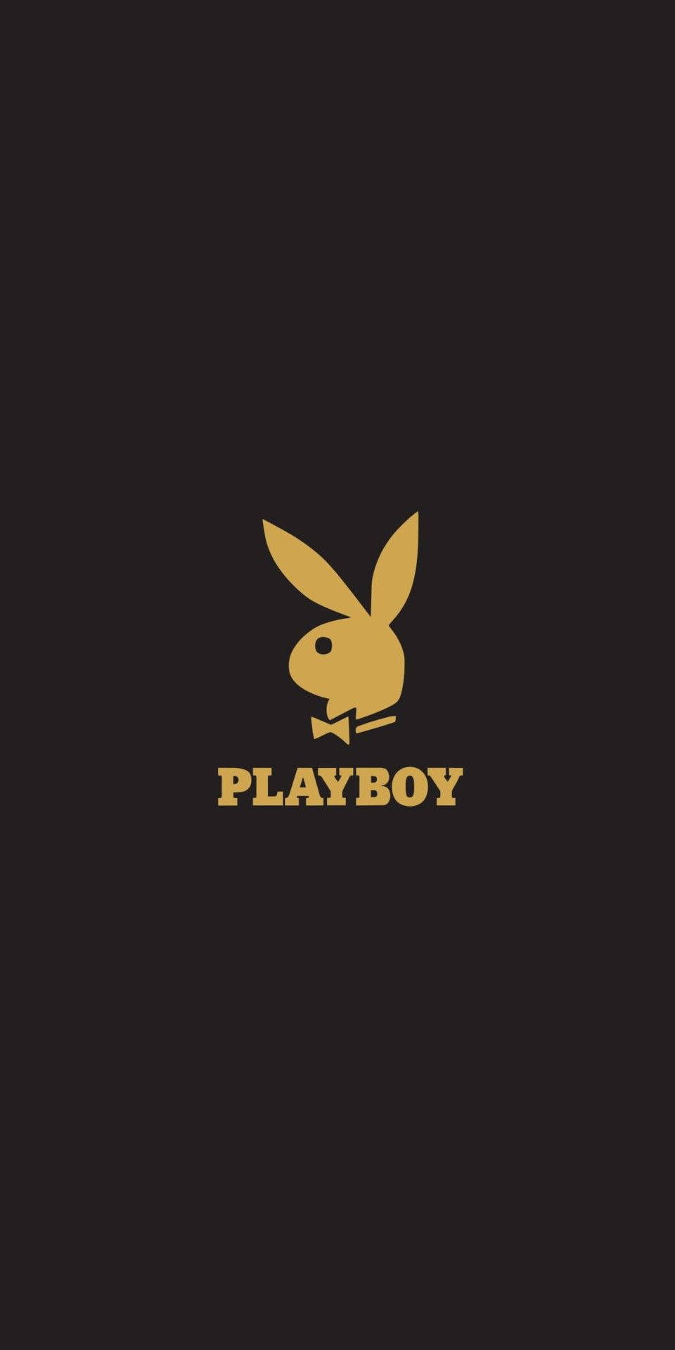 身穿經典紅絲袍的花花公子模特 壁紙 — 金色Playboy兔仔標誌，配有蝴蝶結，置中於深色背景上。