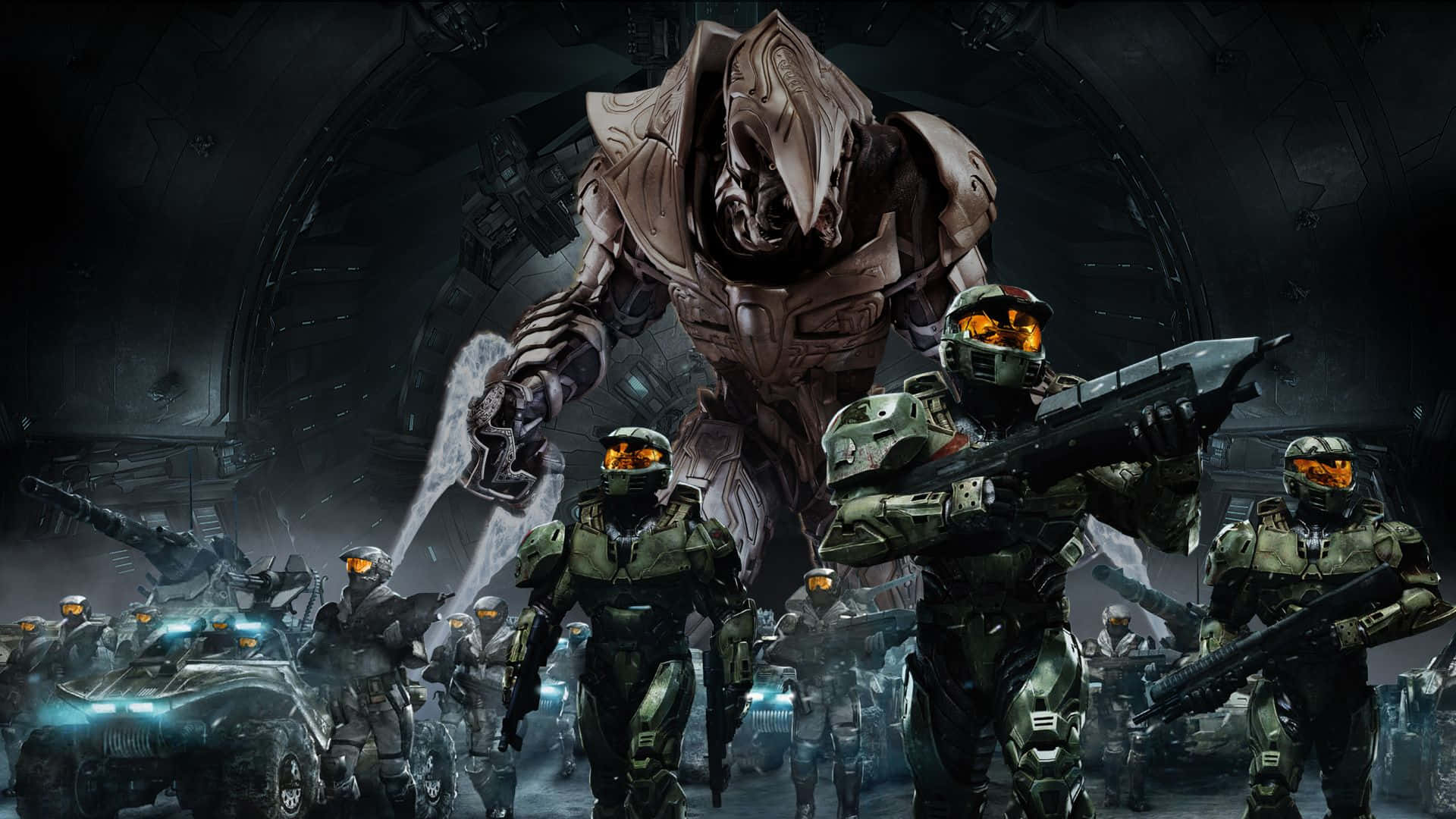 Halo Arbiter 桌布 壁紙 — 身穿綠色盔甲的士兵手持武器準備就緒，而一個巨大的裝甲外星人正潛伏在他們身後黑暗的工業機庫中。