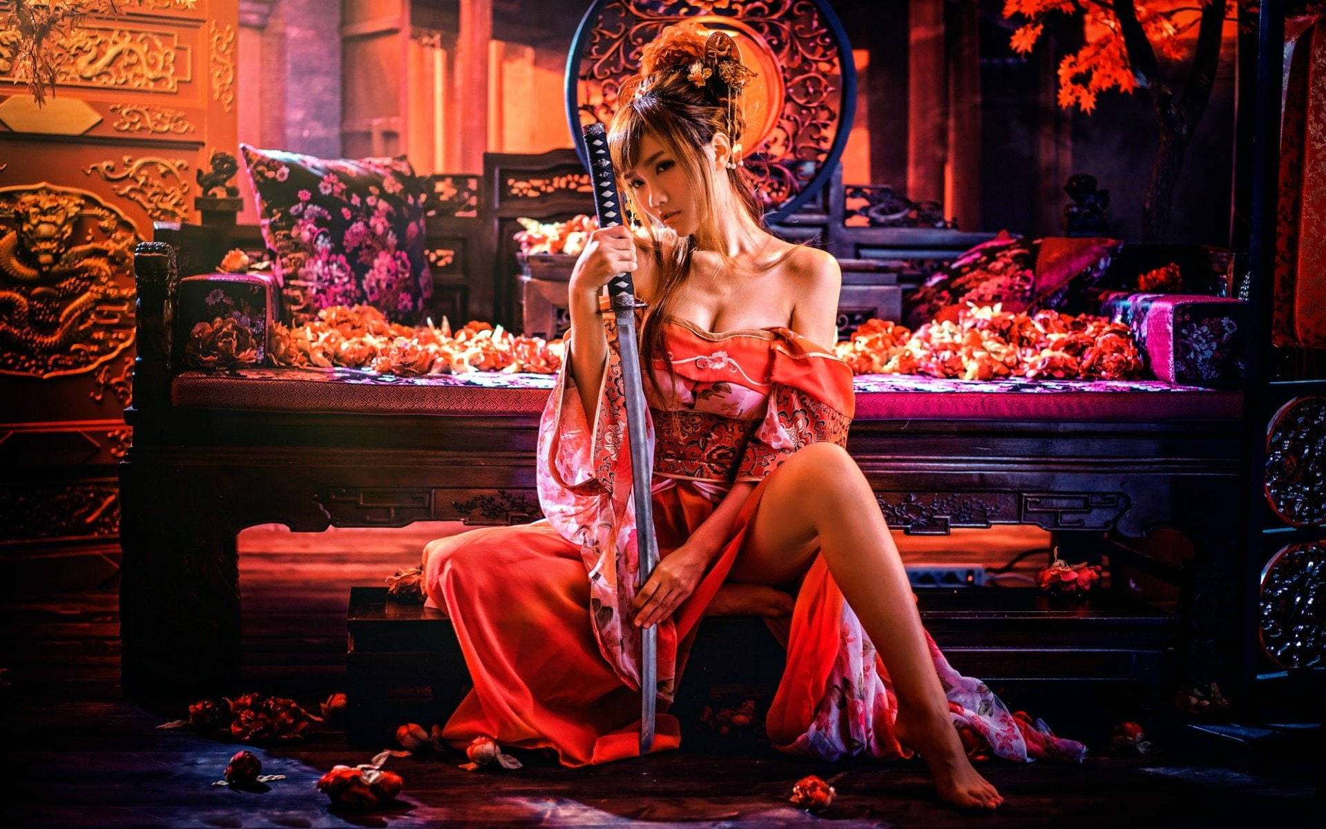 一位身穿紅色和服的女士在裝飾的日式房間中手持武士刀，周圍散落著落葉。
