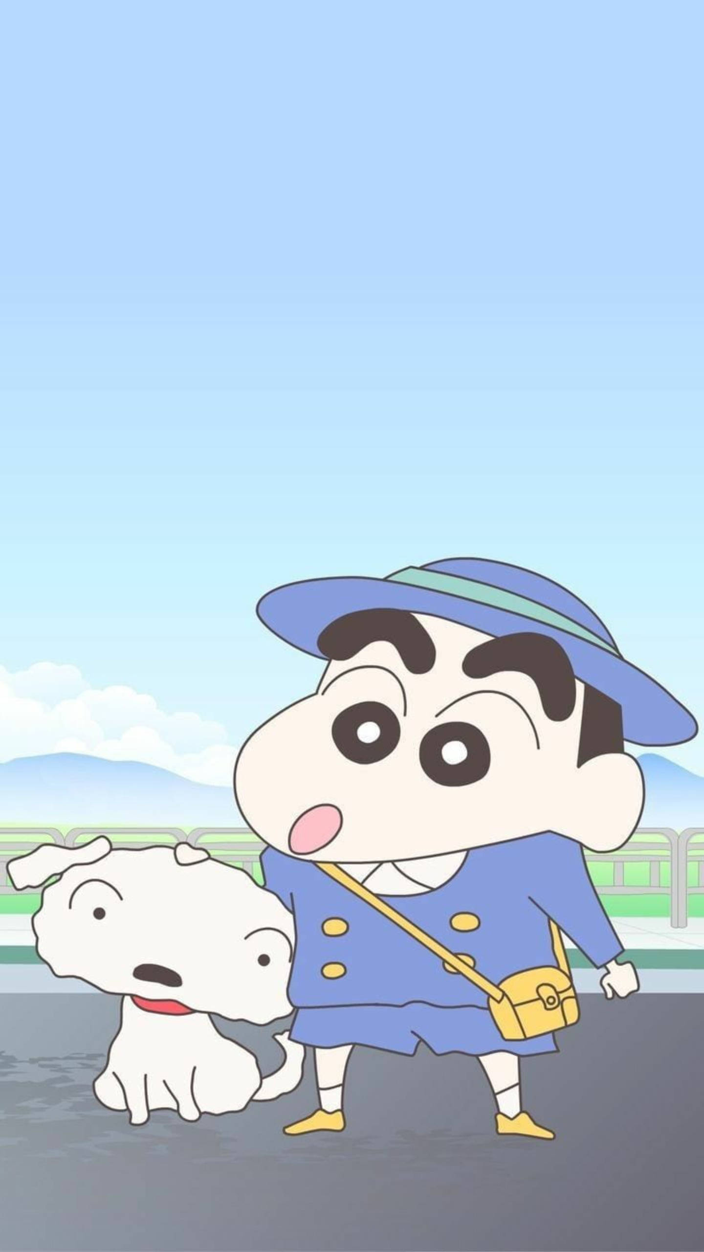shinchan 桌布 壁紙 — 身穿藍色服裝和帽子的蠟筆小新站在他的白色狗旁邊，表情驚訝，在晴朗的藍天下。