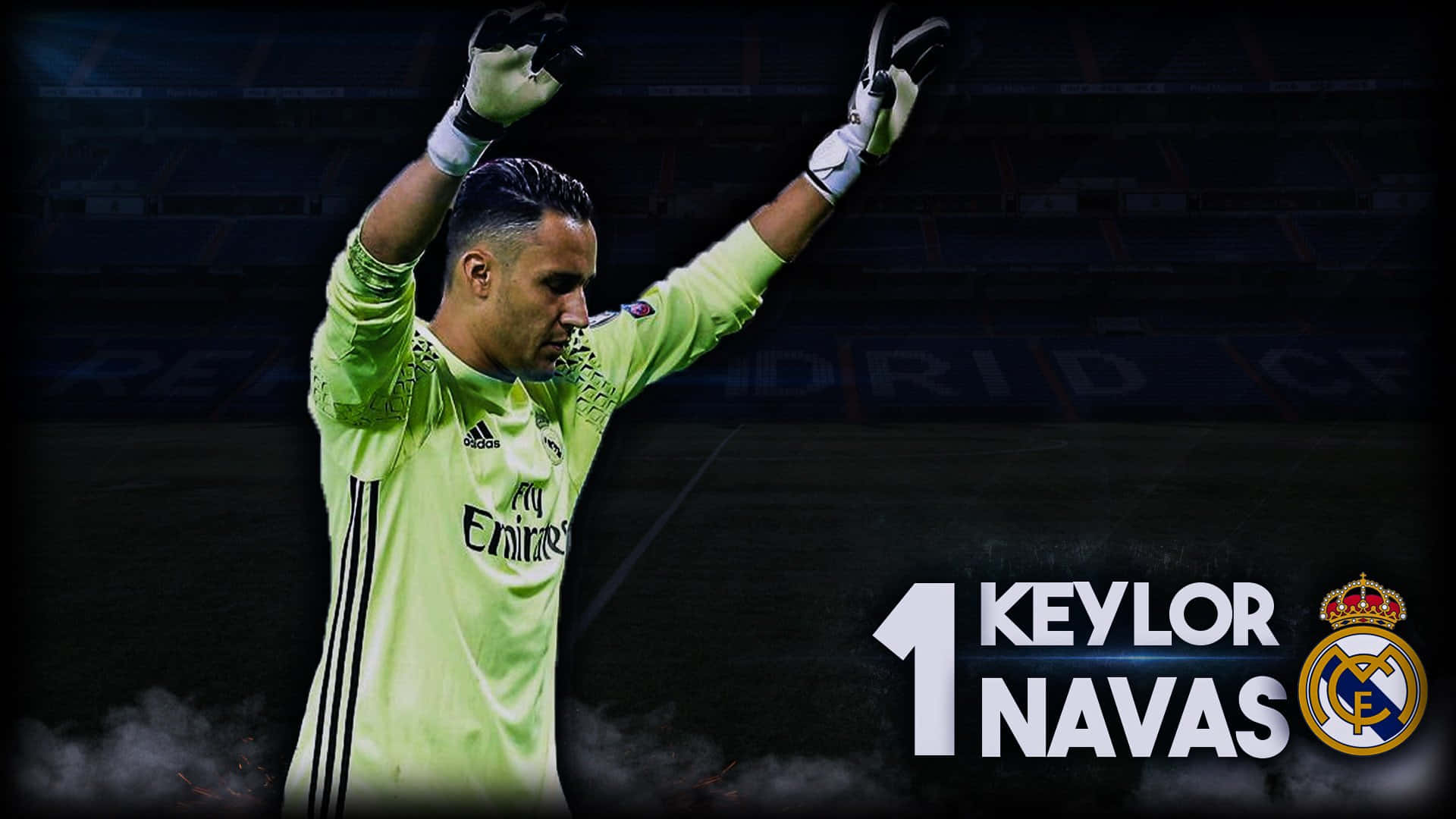 Keylor Navas 桌布 壁紙 — 身穿螢光綠色球衣的守門員基羅·拿華斯在昏暗的足球場上舉起戴著手套的雙手慶祝勝利。
