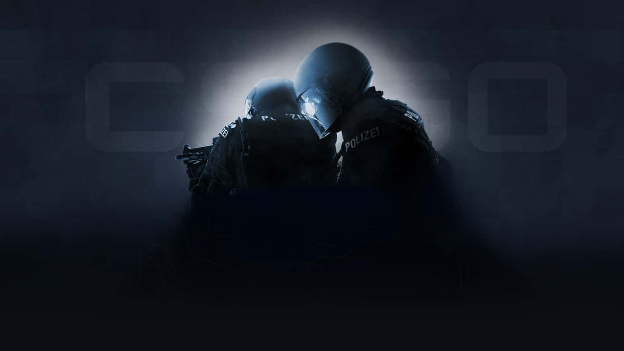 身穿警察制服的特工 720p 反恐精英：全球 Offensive 背景 壁紙 — 兩名身穿戰術裝備的警察站在黑暗煙霧背景中，背後有發光的光環。