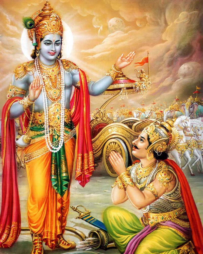 Krishna Arjun 桌布 壁紙 — 身穿金色盔甲和紅橙色多蒂的神聖人物威嚴地站立，而一位身穿綠色長袍的跪地戰士在陰天天空下在他面前祈禱。