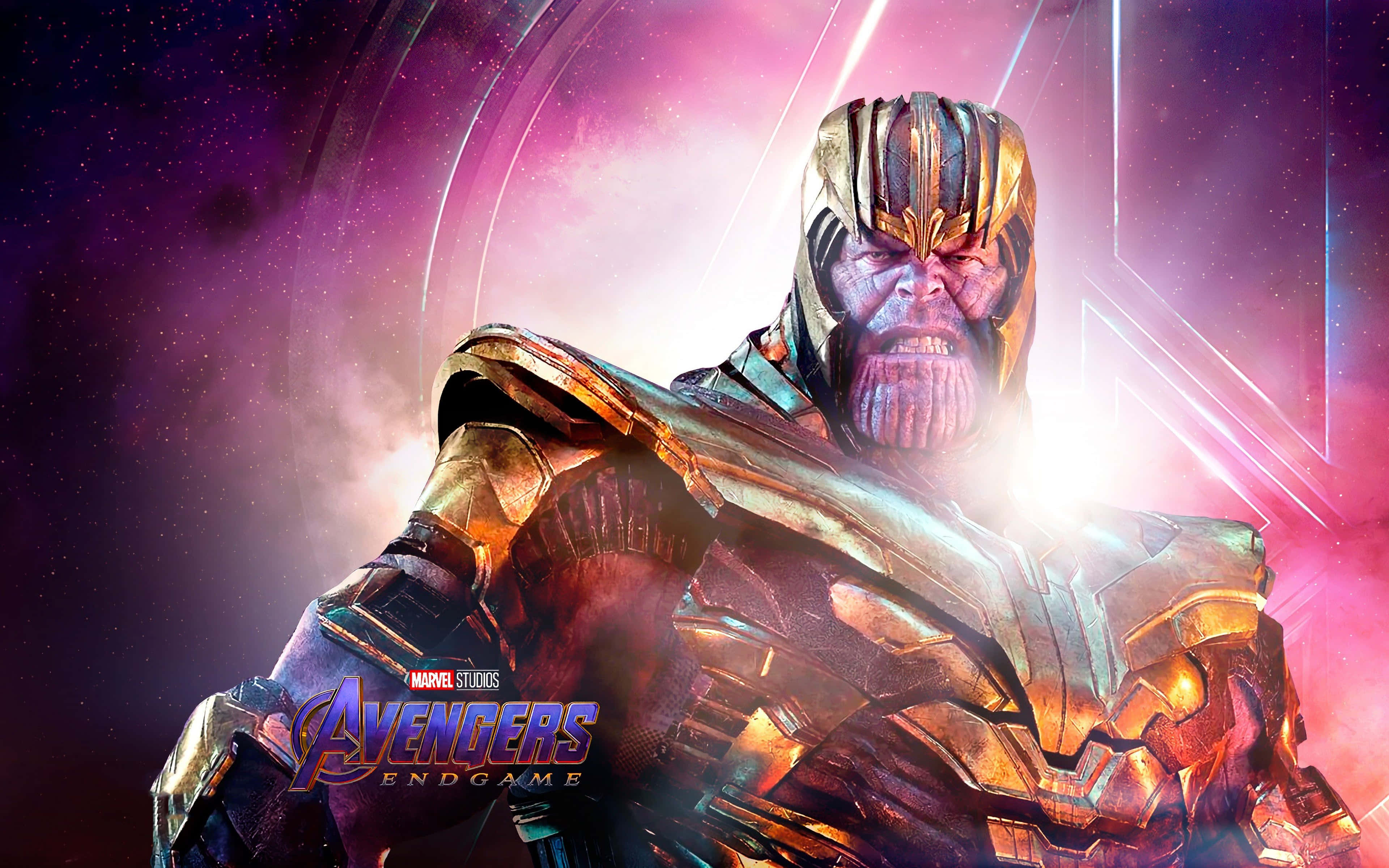 Thanos 桌布 壁紙 — 身穿金色盔甲的薩諾斯，在宇宙紫色和粉紅色星雲背景中，伴隨著發光的能量線，威風凜凜地站立。
