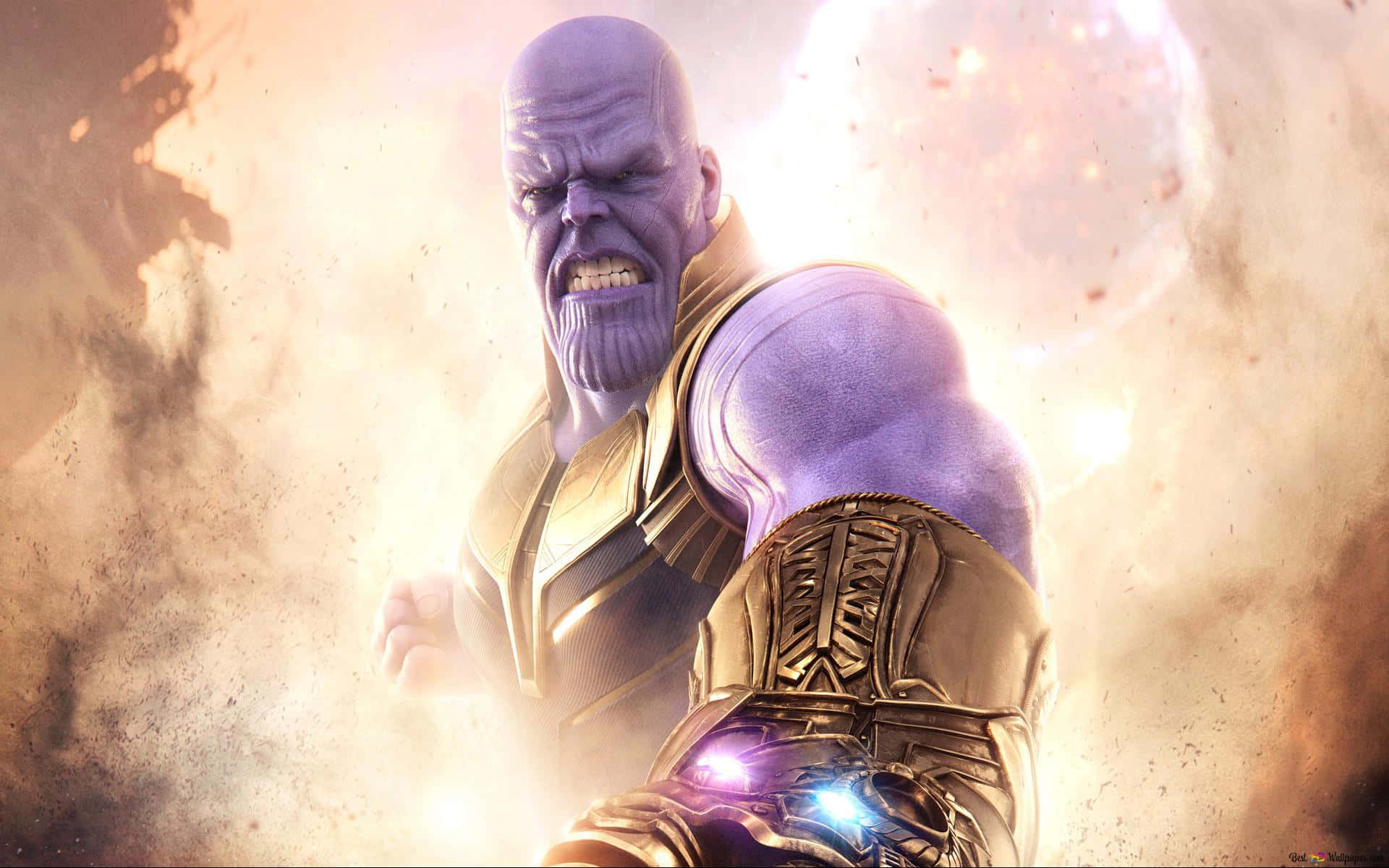 Power Stone 桌布 壁紙 — 身穿金色盔甲的薩諾斯，戴著發光的紫色手套，在熾熱的宇宙背景下咆哮。