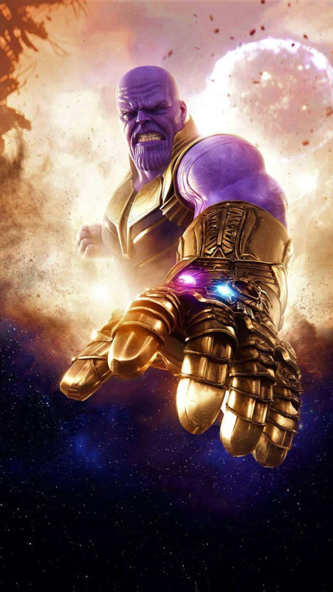 Thanos 桌布 壁紙 — 身穿金色盔甲的薩諾斯咆哮著，無限手套在宇宙爆炸背景下發光。