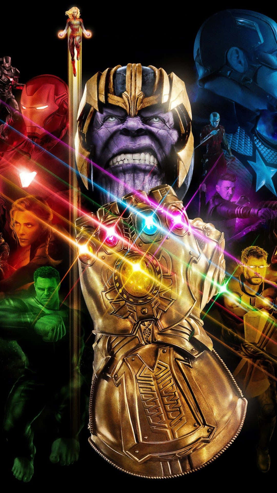 Thanos 桌布 壁紙 — 身穿金色盔甲的薩諾斯緊握著發光的無限手套，上面鑲有六顆色彩繽紛的寶石，超級英雄們在戲劇性的電影構圖中包圍著他。