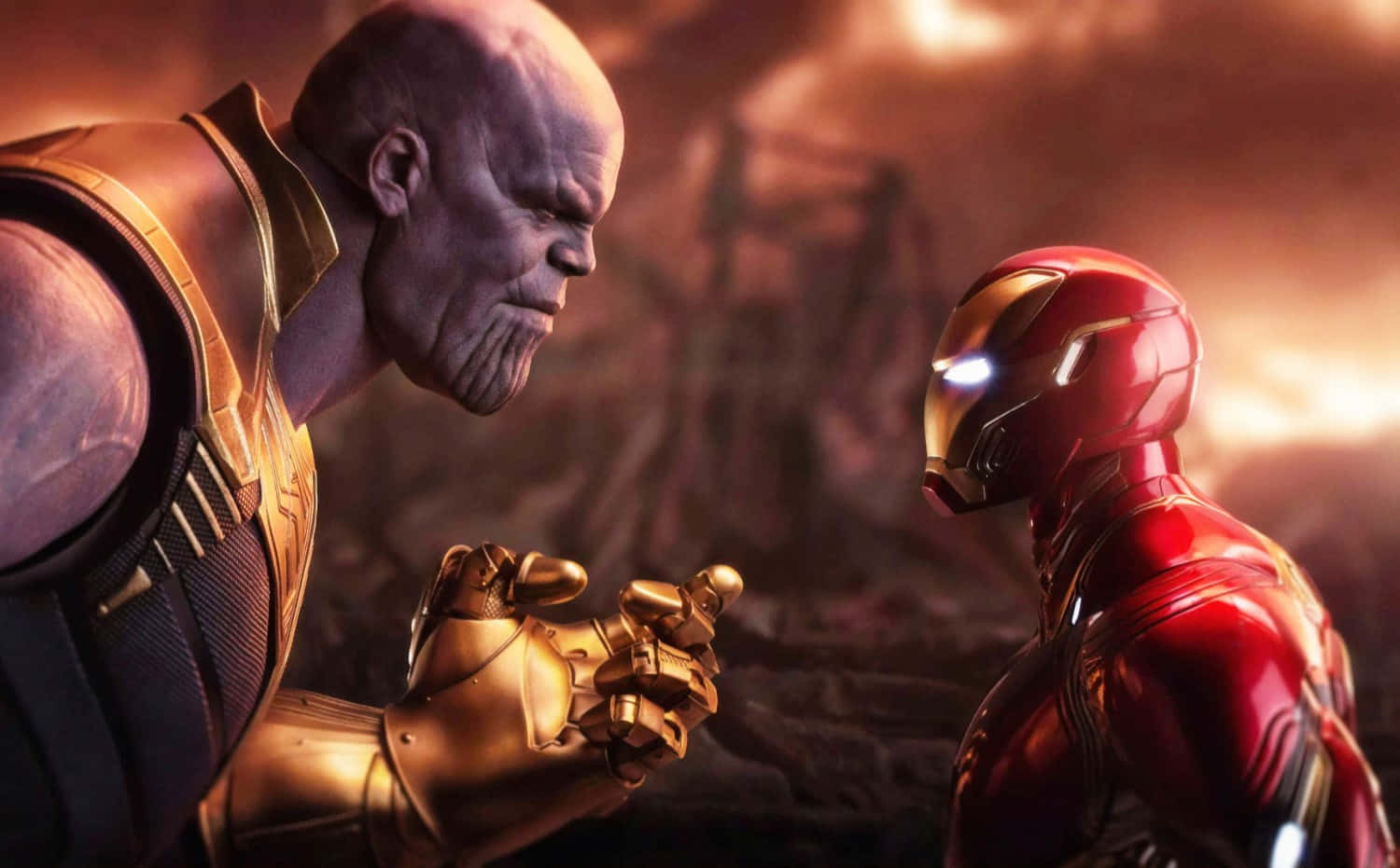 Iron Man And Thanos 桌布 壁紙 — 身穿金色盔甲的薩諾斯與身穿紅色盔甲的鋼鐵人在熾熱的末日背景下對峙。