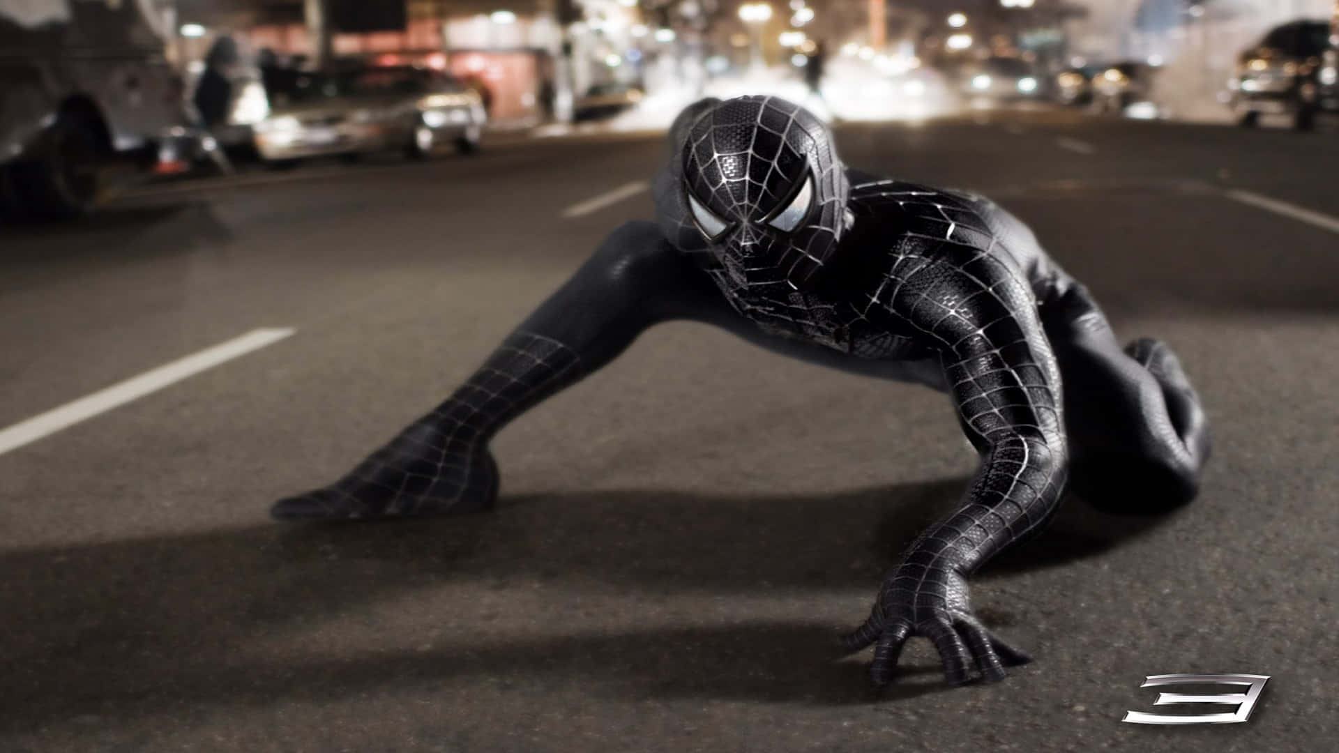 Spider Man 3 桌布 壁紙 — 身穿黑色戰衣的蜘蛛俠在霓虹燈下蹲在濕漉漉的城市街道上，背景有模糊的汽車。