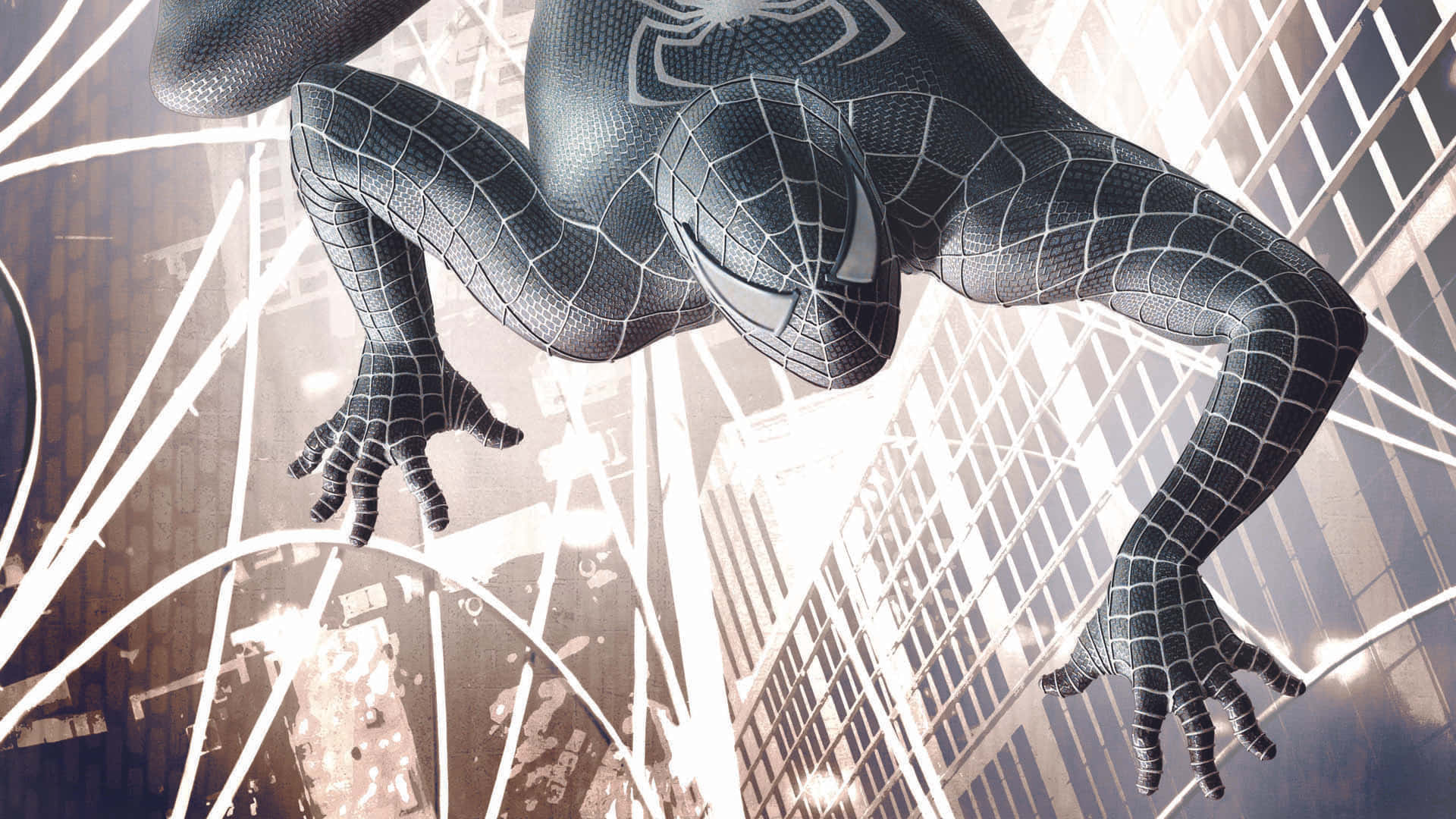 Spider Man 3 桌布 壁紙 — 身穿黑色戰衣的蜘蛛俠在高樓大廈之間擺盪，蛛絲線條在明亮的城市背景下發光。