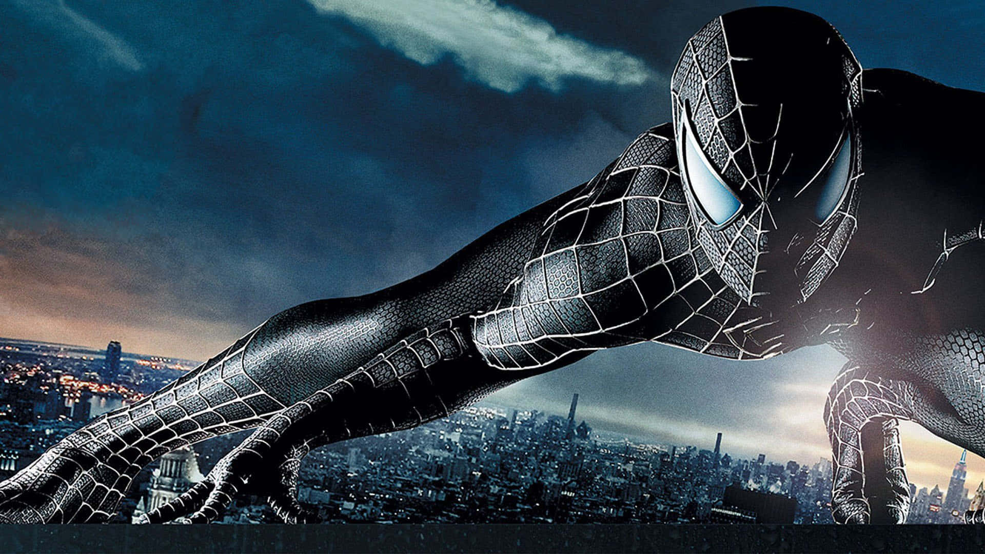 Spider Man 3 桌布 壁紙 — 身穿黑色戰衣的蜘蛛俠在黃昏時分蹲伏於城市景觀之上，伴隨著戲劇性的雲層和發光的眼睛。