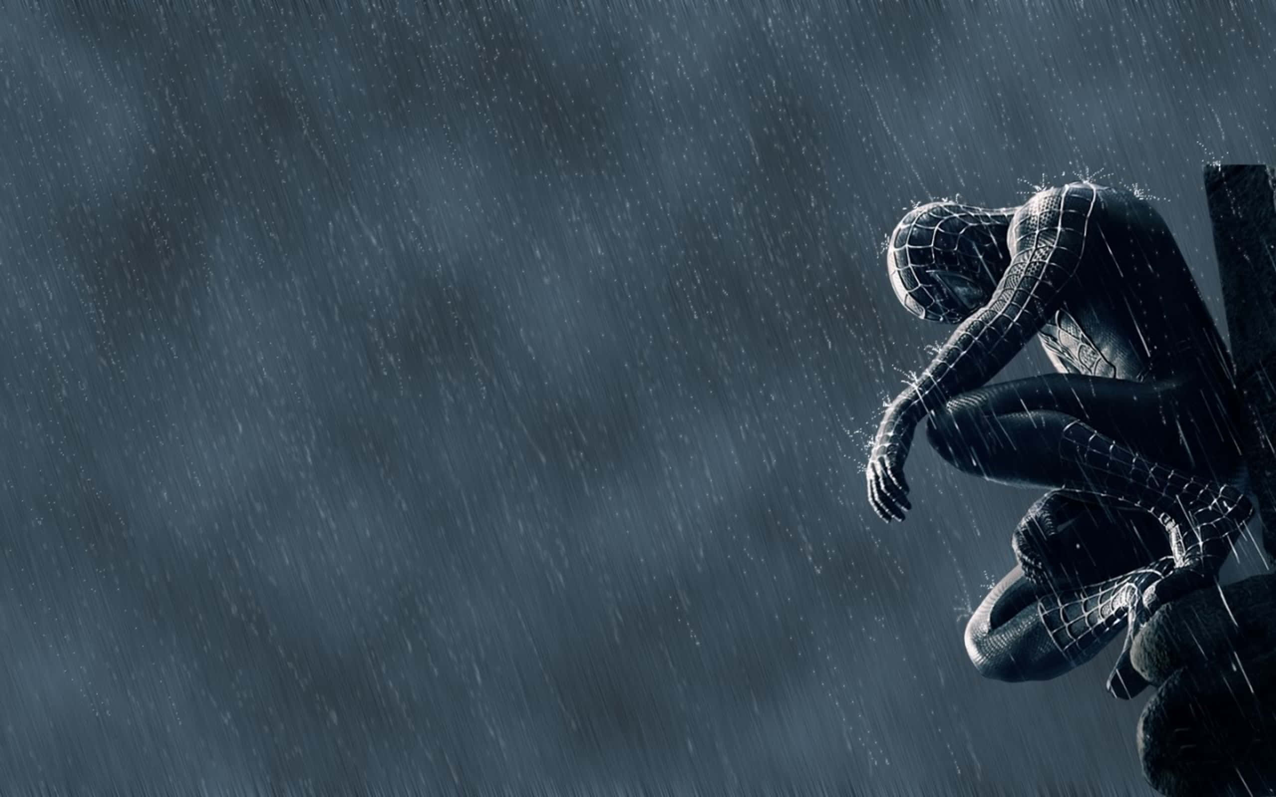 Spider Man 3 桌布 壁紙 — 身穿黑色戰衣的蜘蛛俠獨自坐在邊緣上，在傾盆大雨中，背後是黑暗風暴的天空。