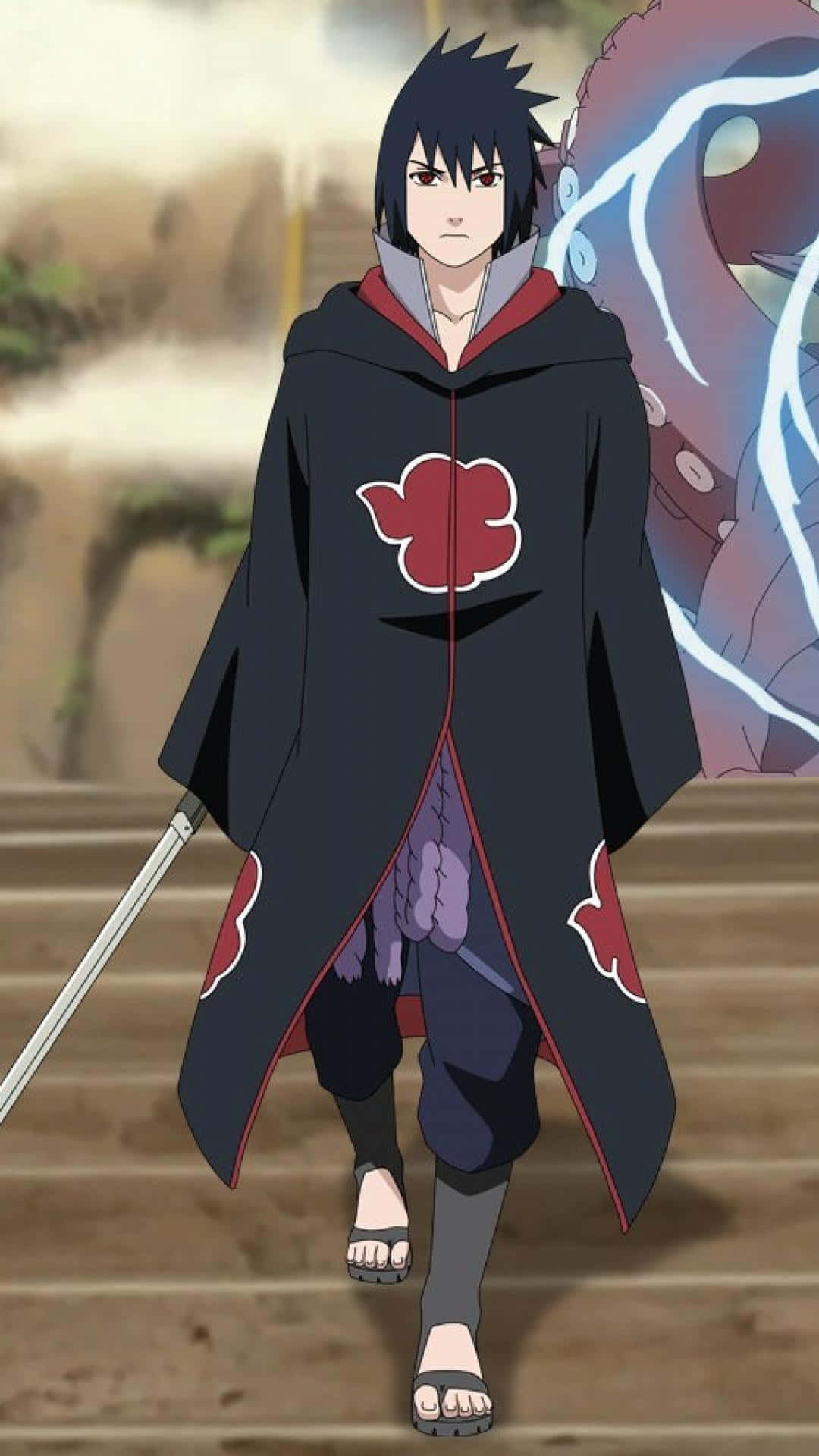 Akatsuki Sasuke 桌布 壁紙 — 身穿黑色斗篷帶紅色雲紋的動漫角色站在木階梯上，身後有閃電氣場。
